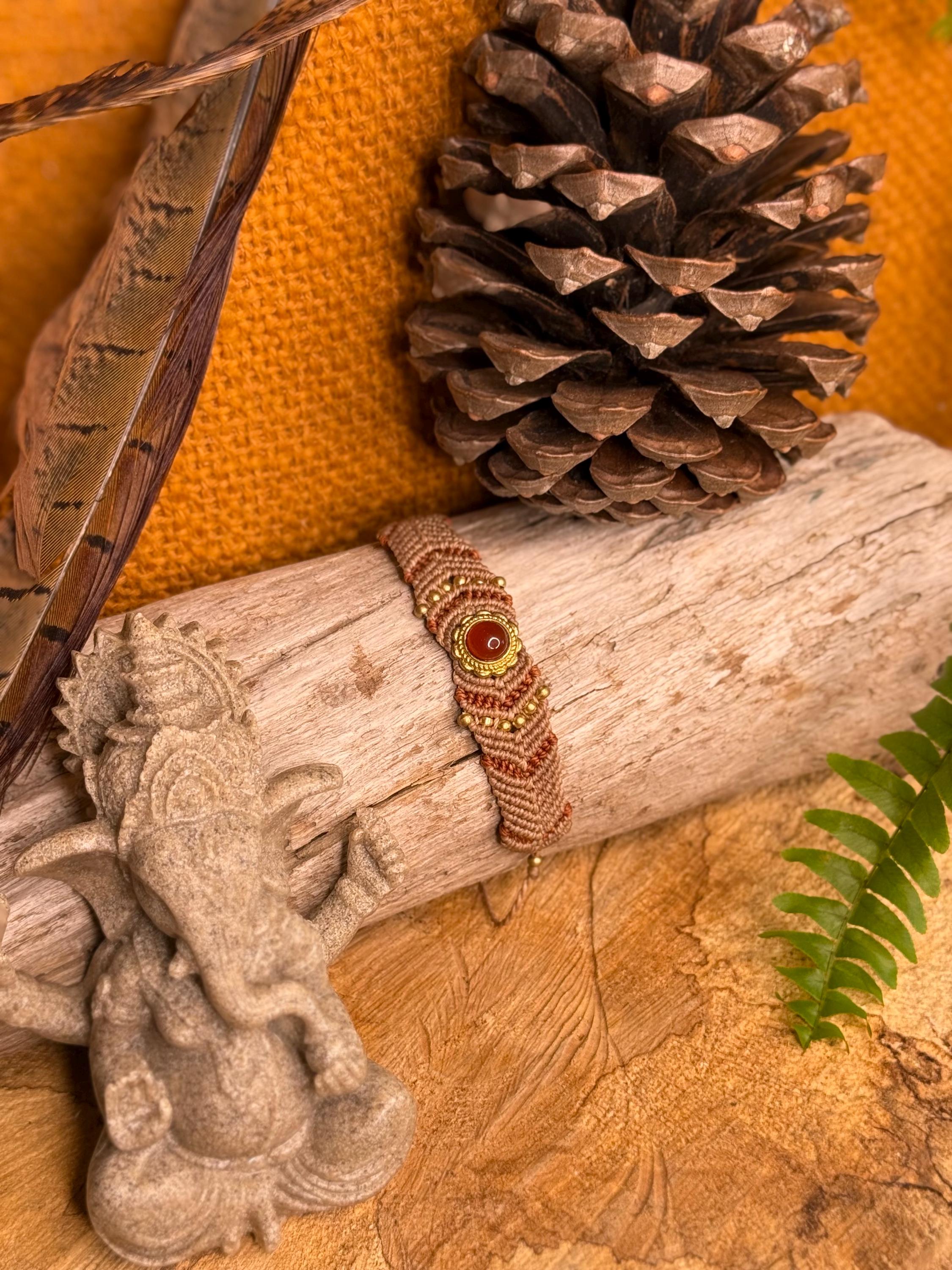 Bracelet avec une pierre de cornaline rainurée