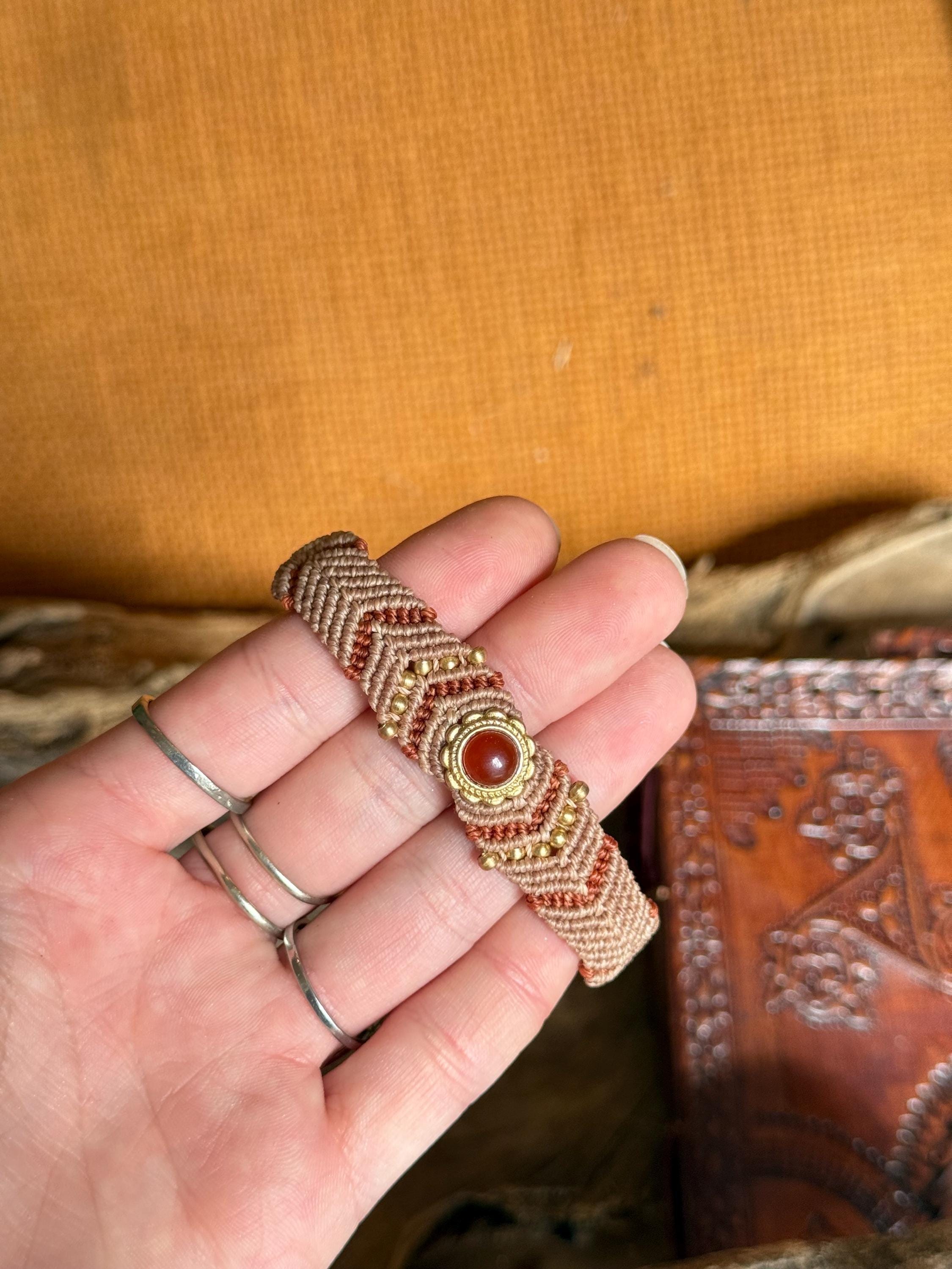 Bracelet avec une pierre de cornaline rainurée