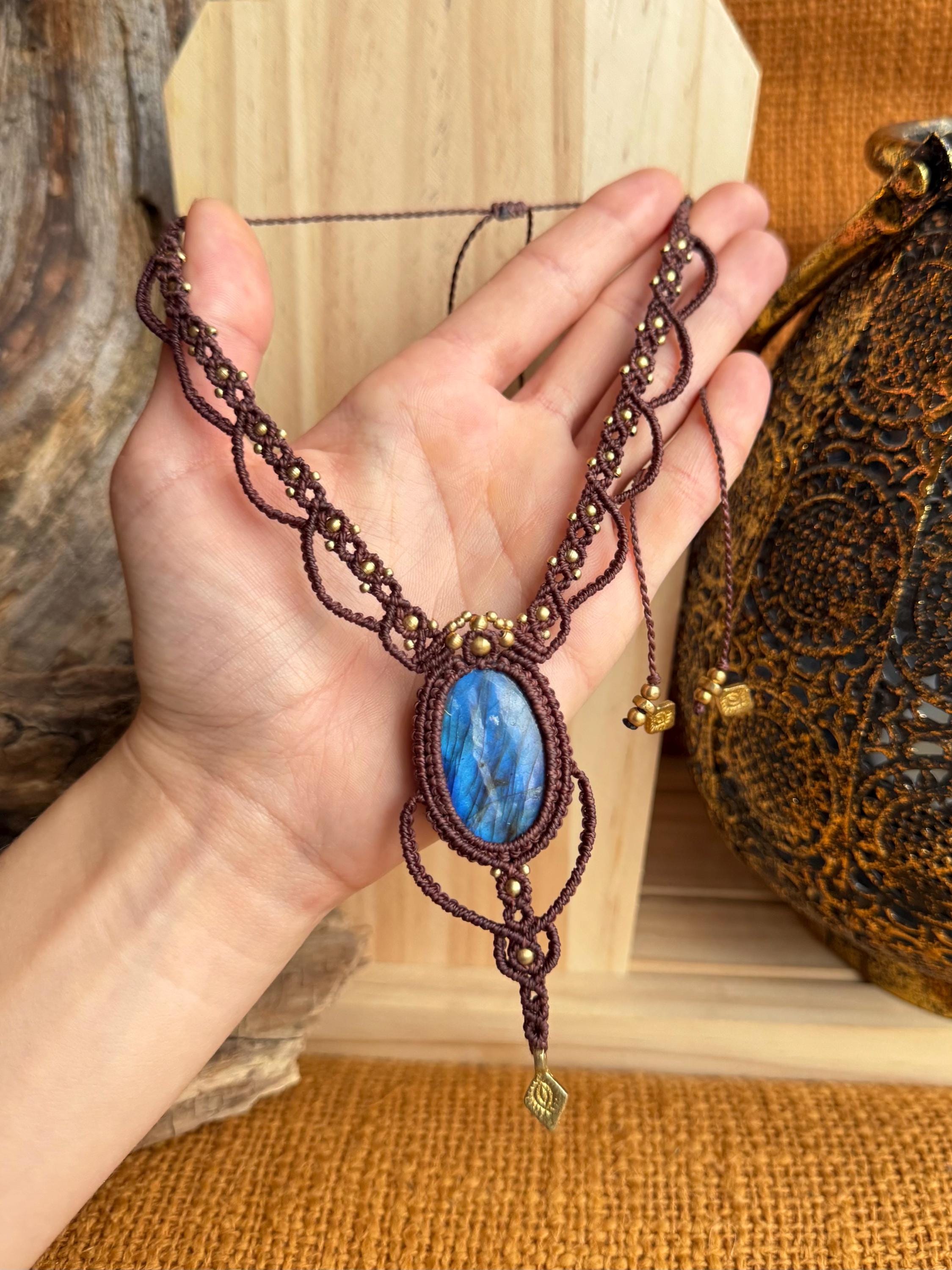 Collier avec une pierre naturelle de labradorite
