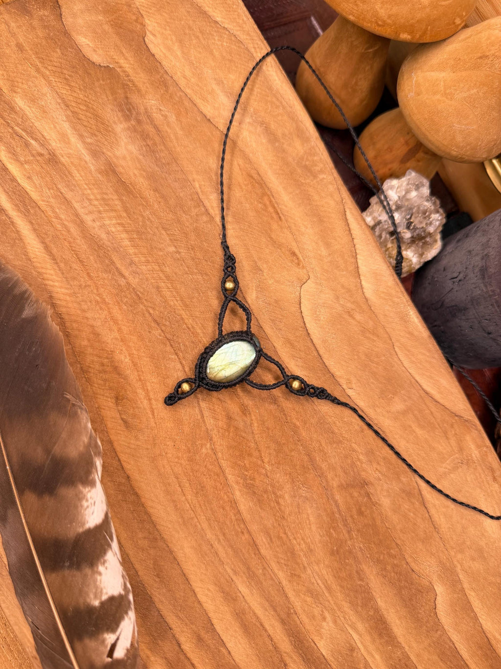 Collier avec une pierre de labradorite • talisman