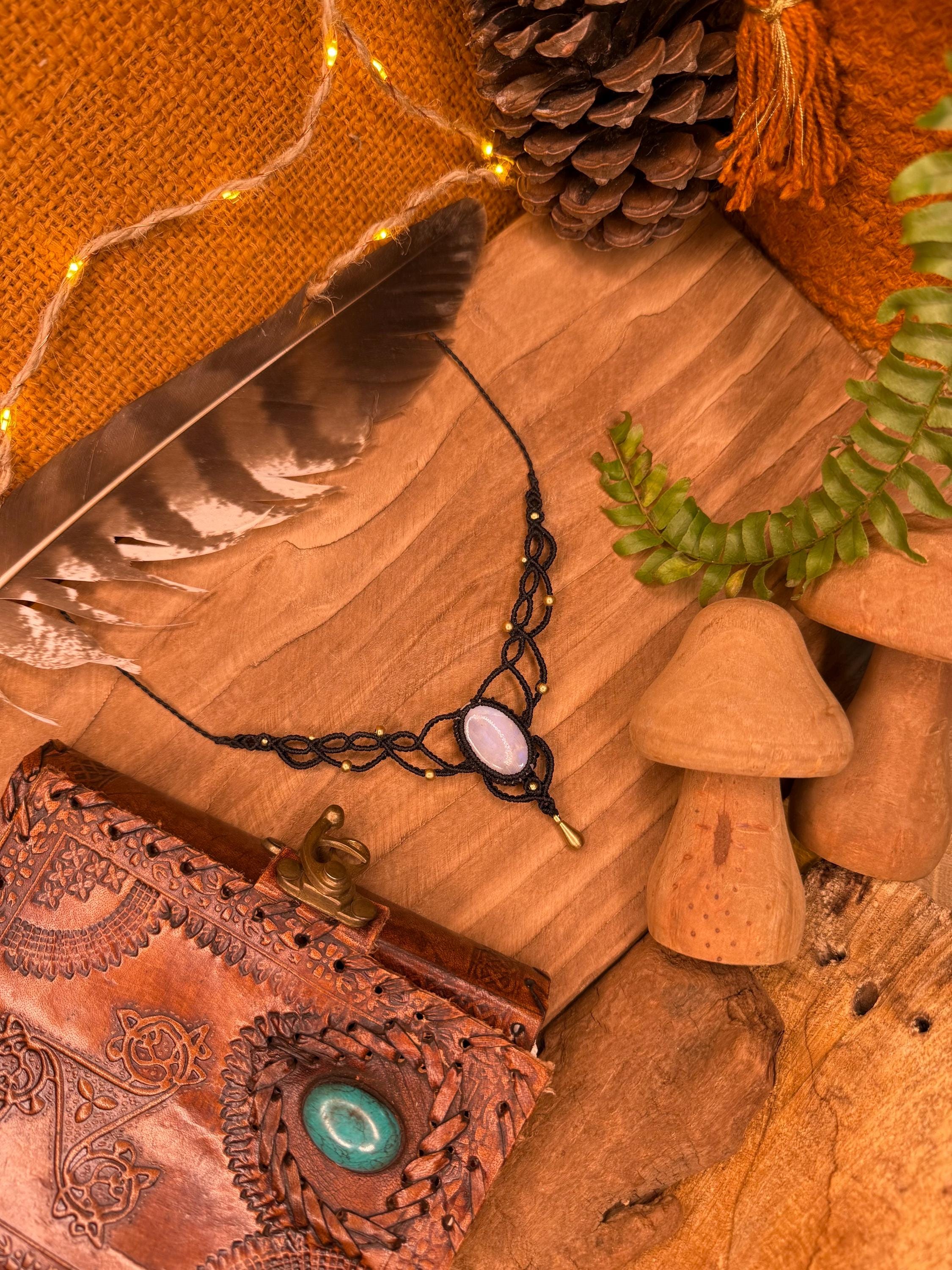 Collier avec une pierre de lune • féminin spirituel