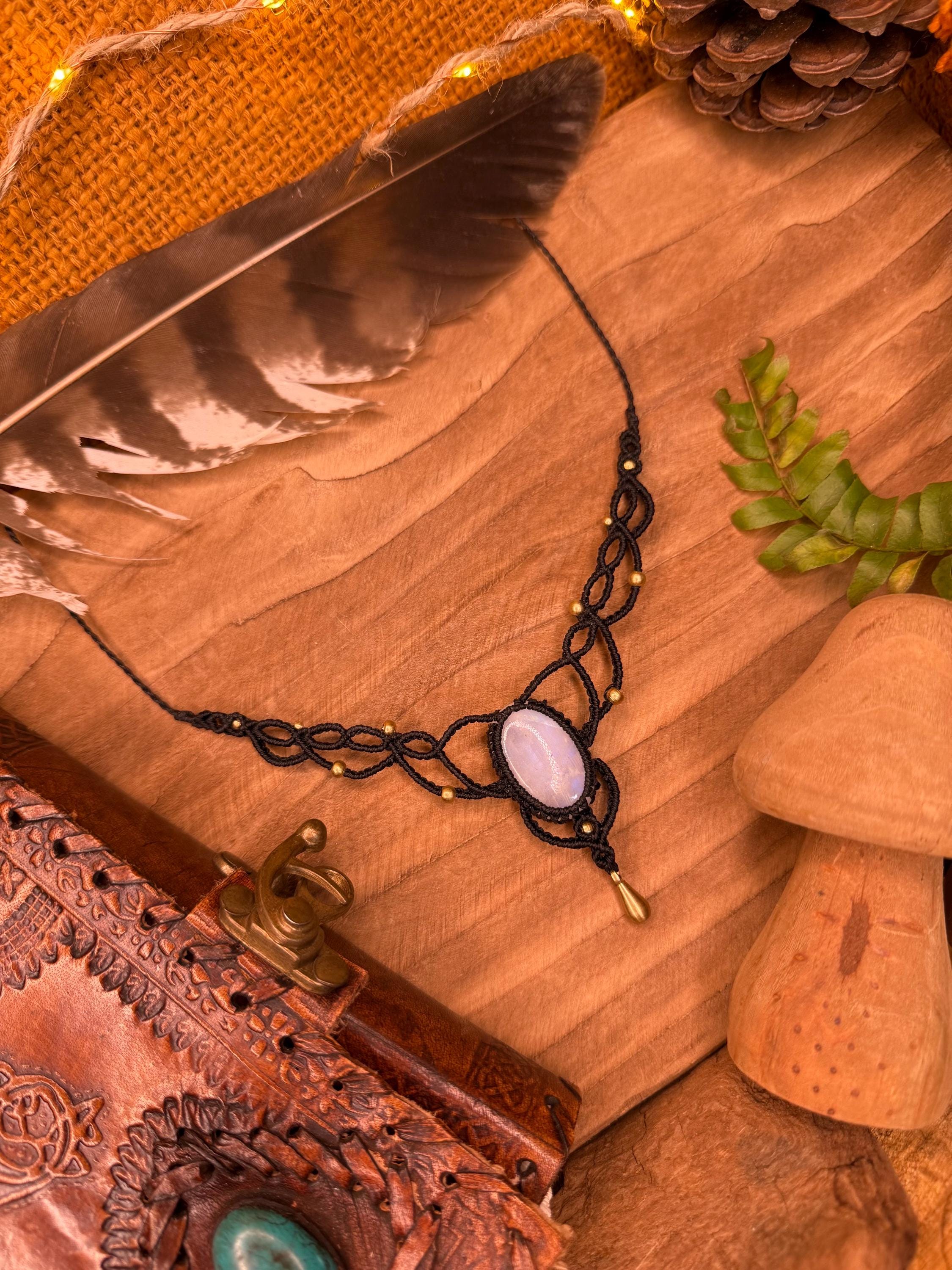 Collier avec une pierre de lune • féminin spirituel