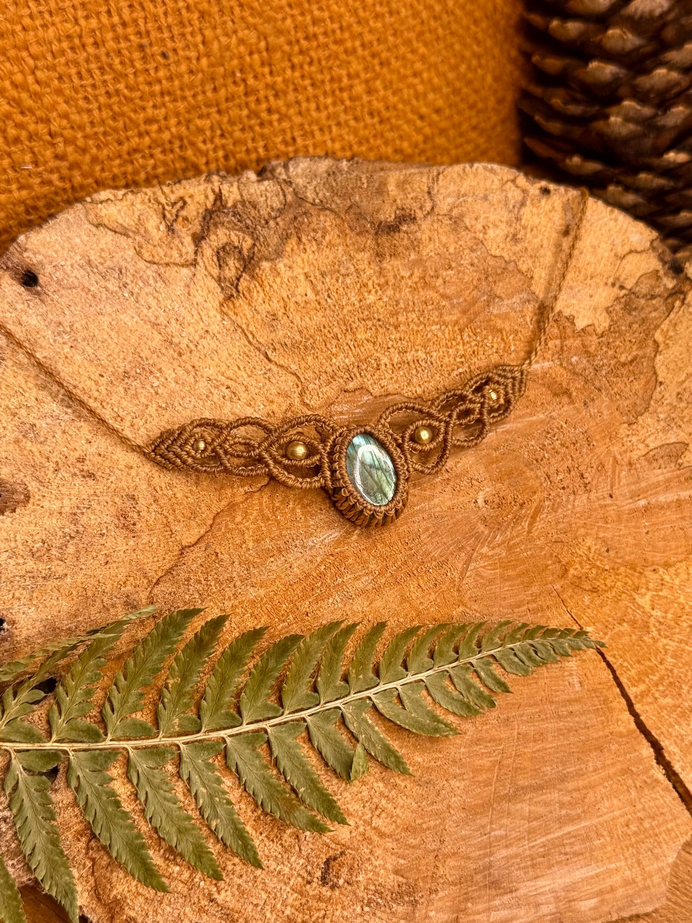 Collier avec une pierre de labradorite