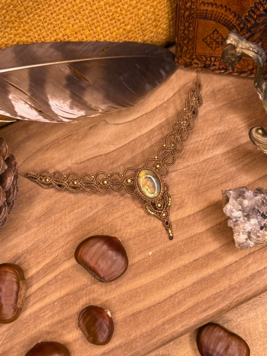 Necklace with natural labradorite stone