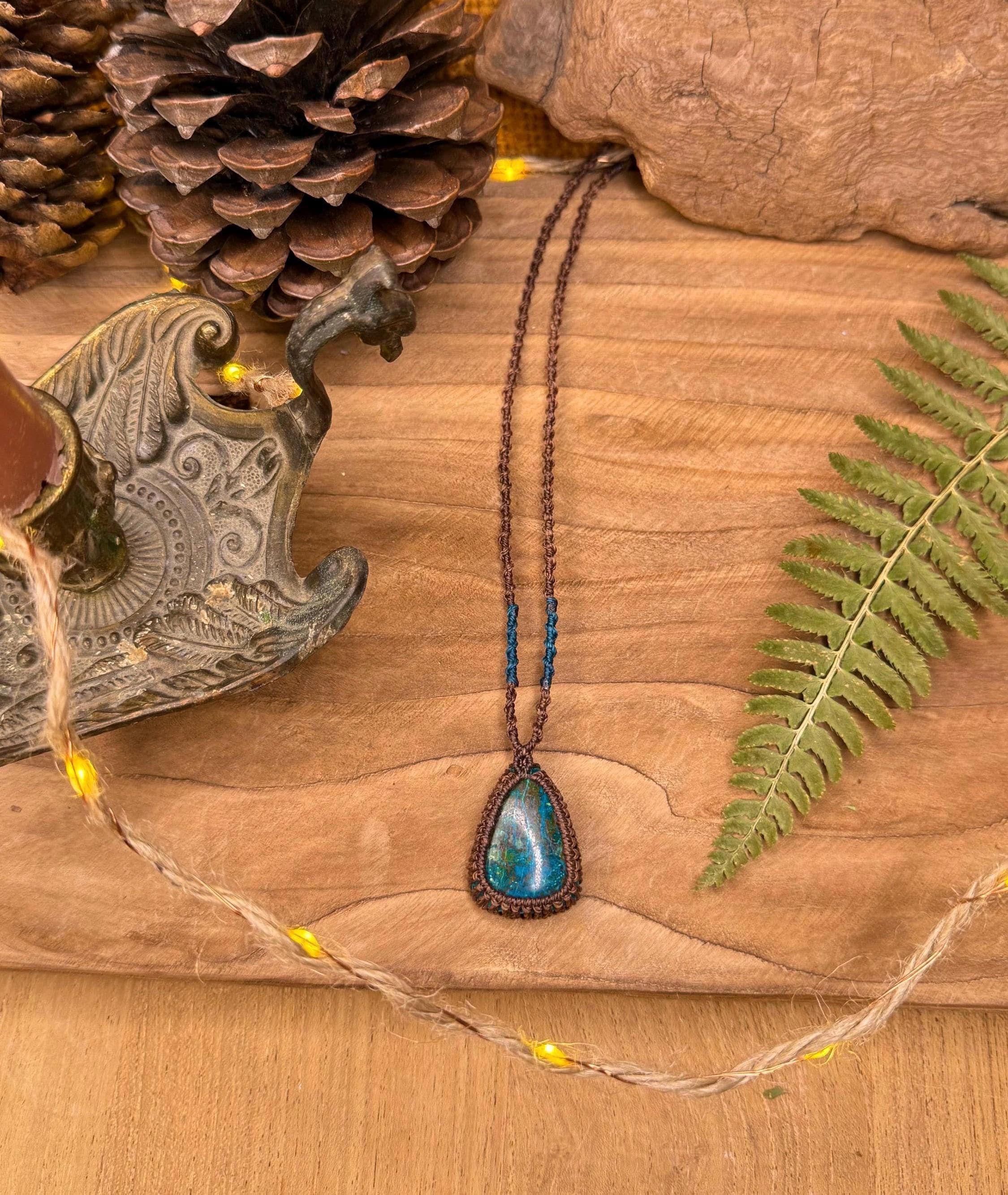 Collier avec une pierre de chrysocolle