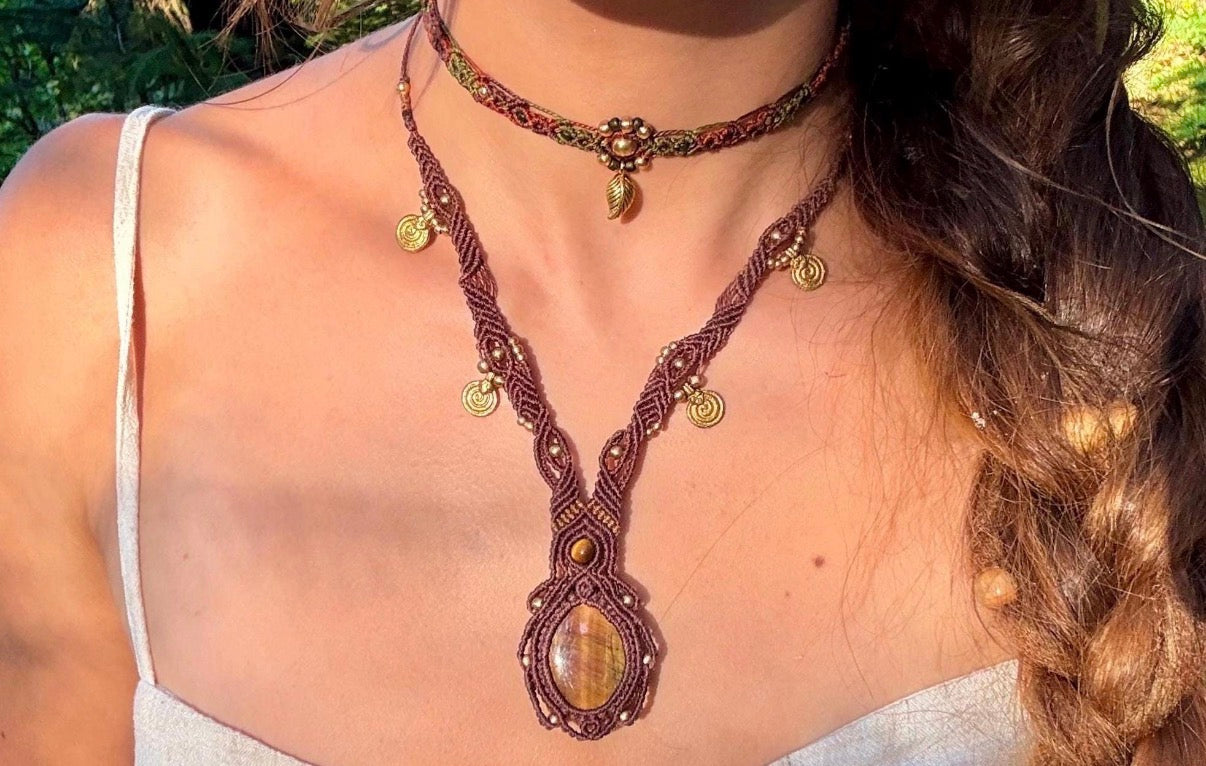 Ras-de-cou • Breloques en laiton doré