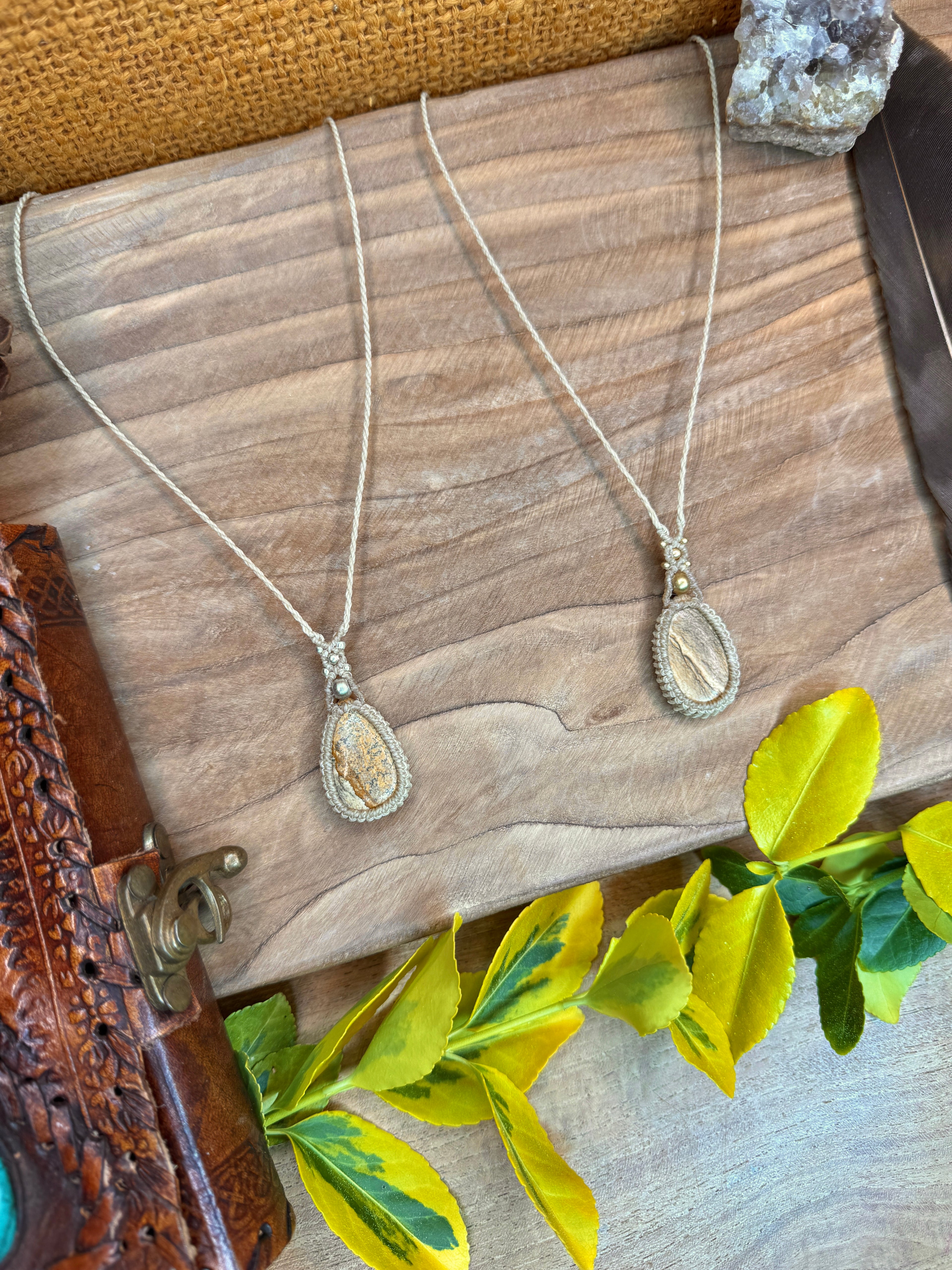Necklace with a tiger's eye or landscape jasper stone