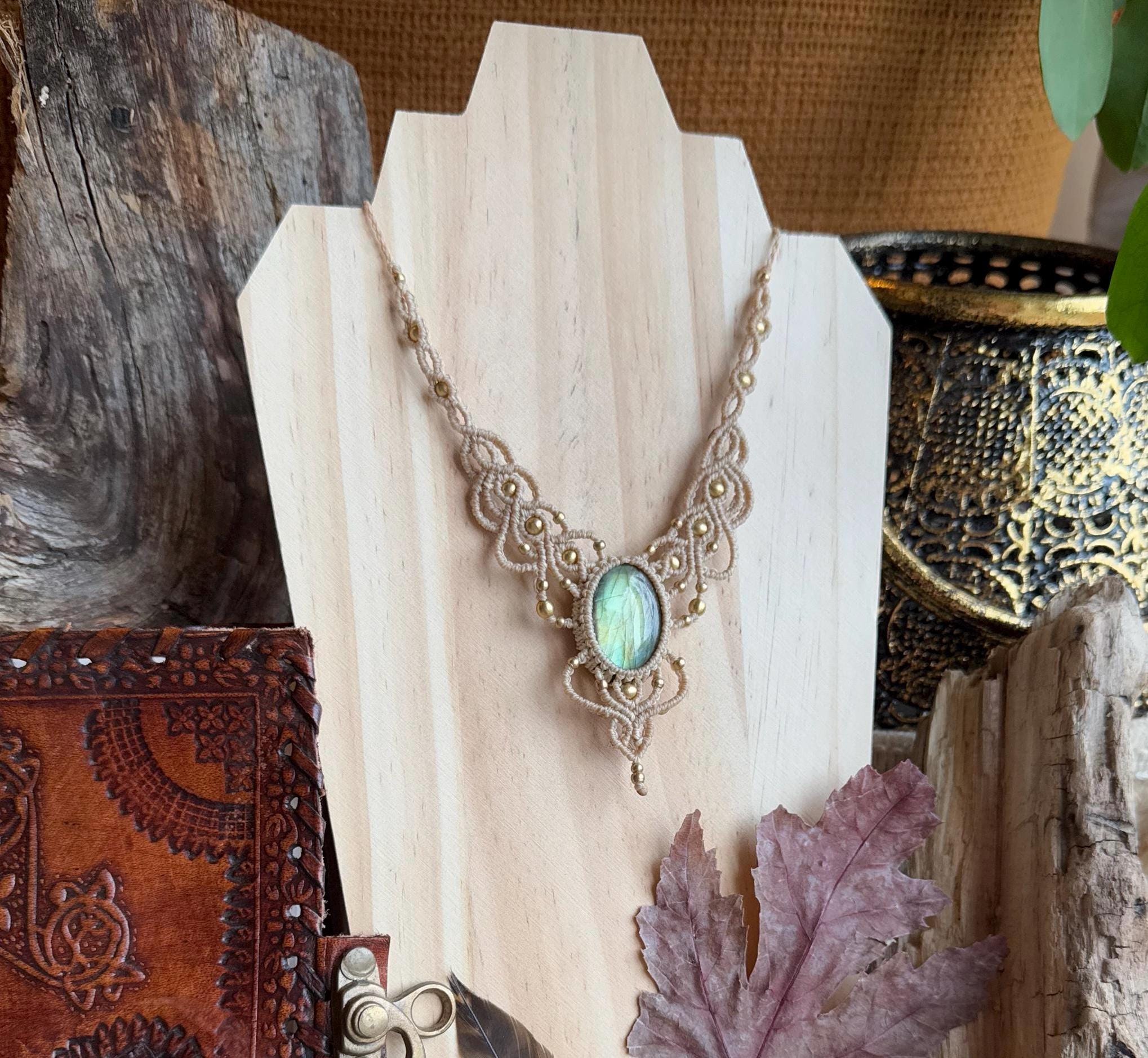 Collier avec une pierre de labradorite