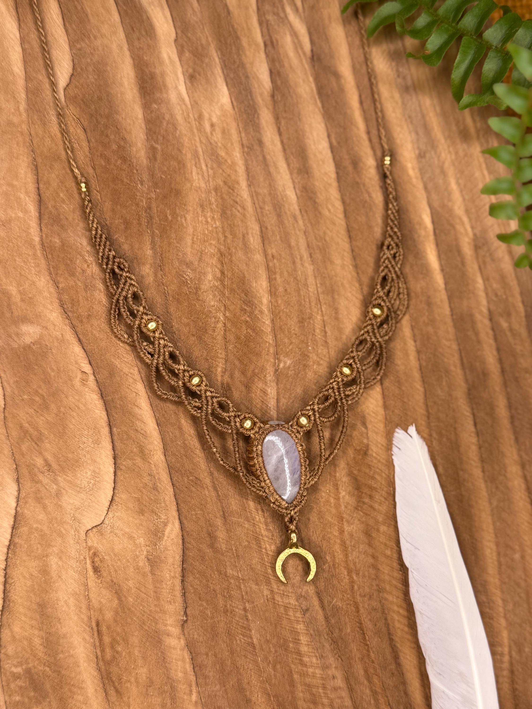 Collier • Tour de cou avec une pierre de lune et breloque en laiton (neckband)