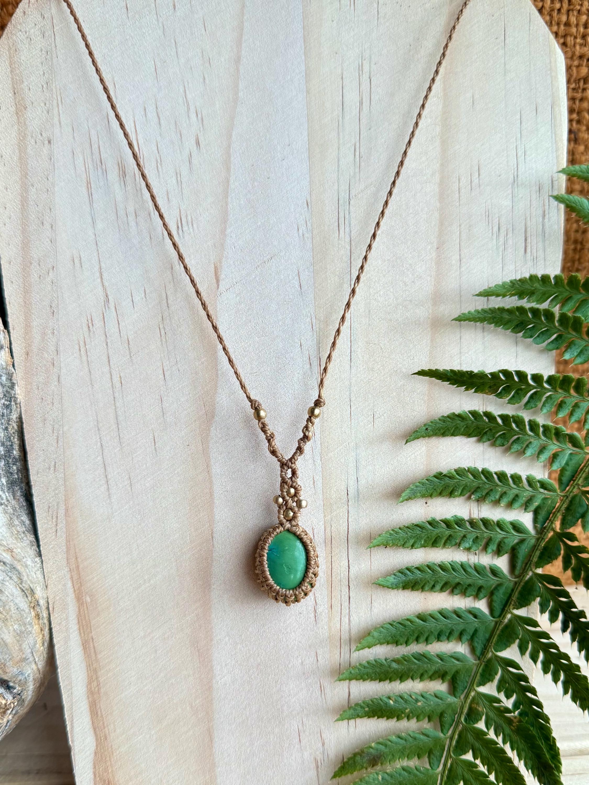 Collier avec une pierre de turquoise