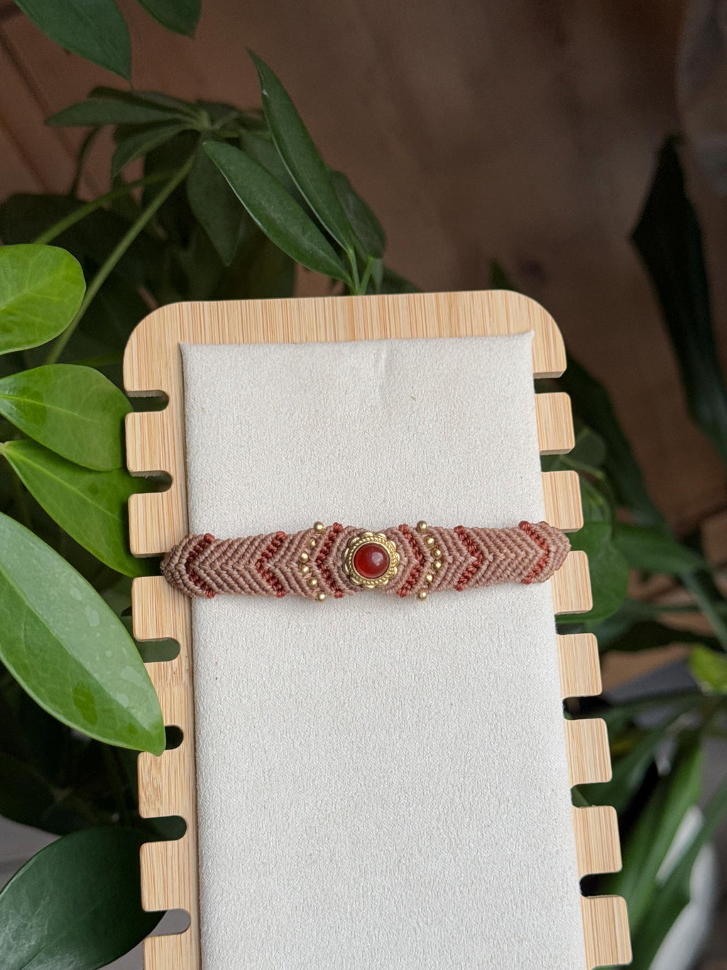 Bracelet avec une pierre de cornaline rainurée