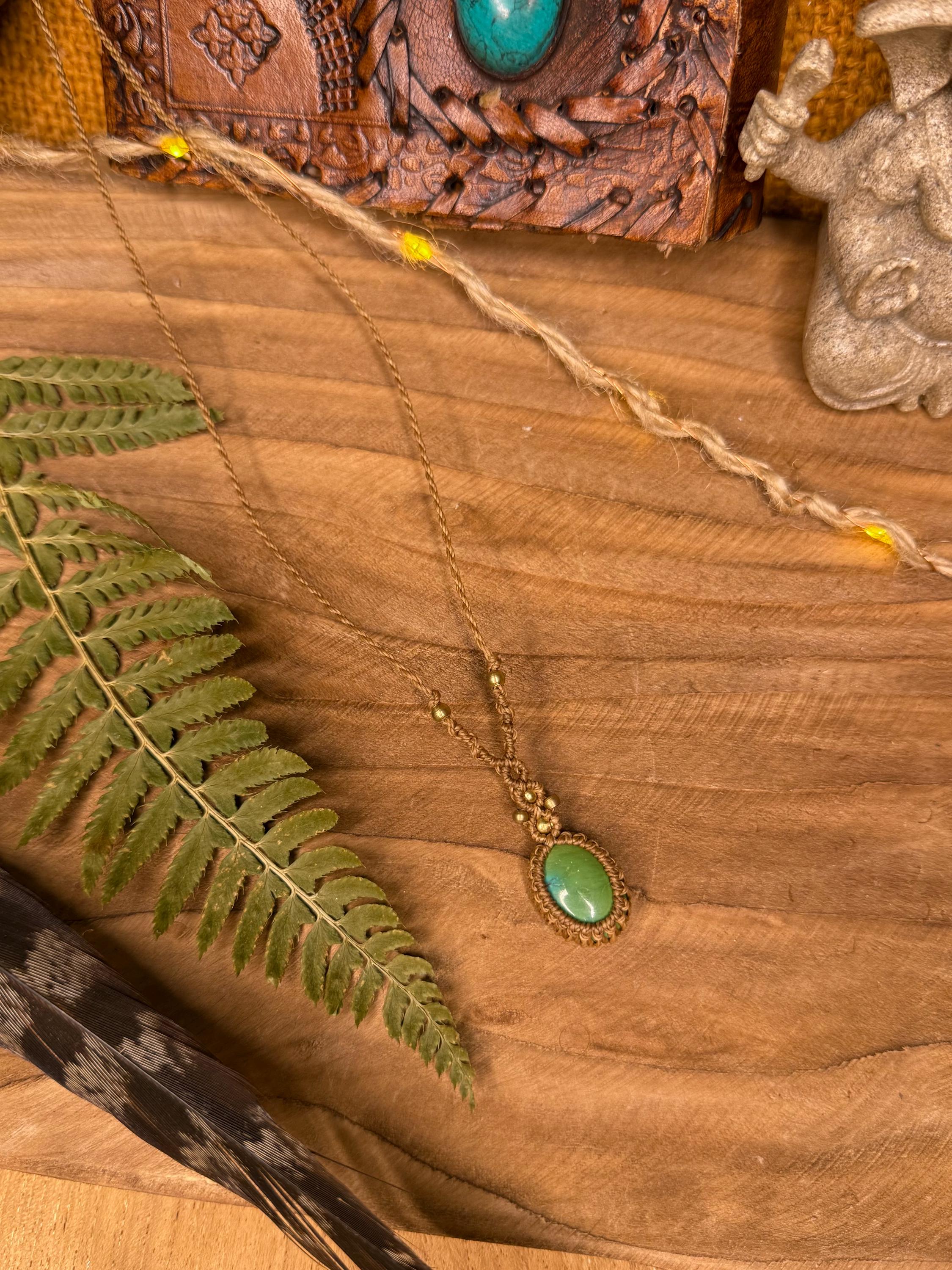 Collier avec une pierre de turquoise