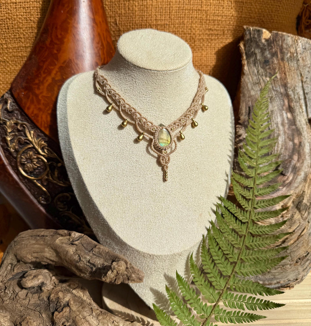 Collier avec une pierre de labradorite et breloque goutte