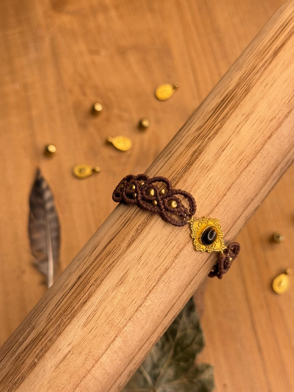 bracelet breloque en laiton doré et œil de tigre