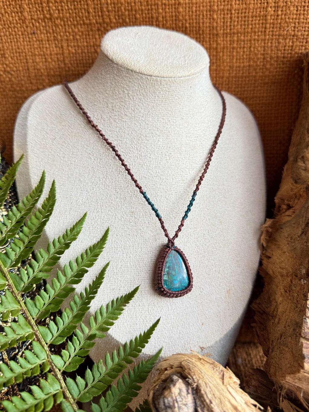 Collier avec une pierre de chrysocolle