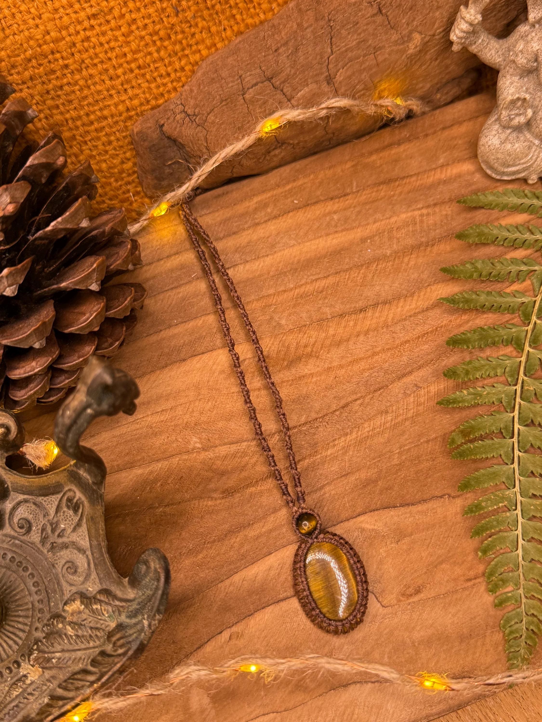 Collier avec une pierre d’œil de tigre