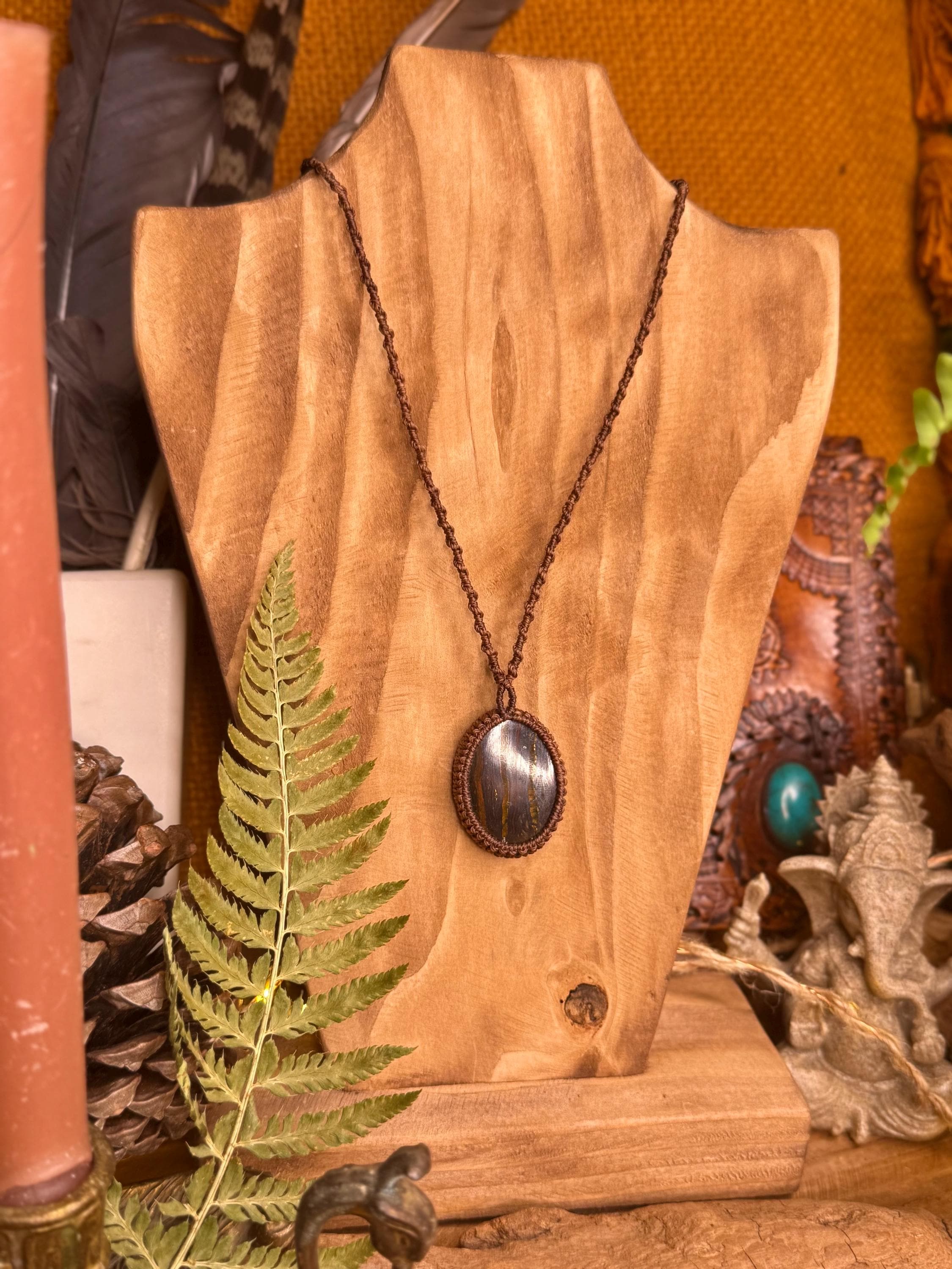 Collier avec une pierre d’œil de fer
