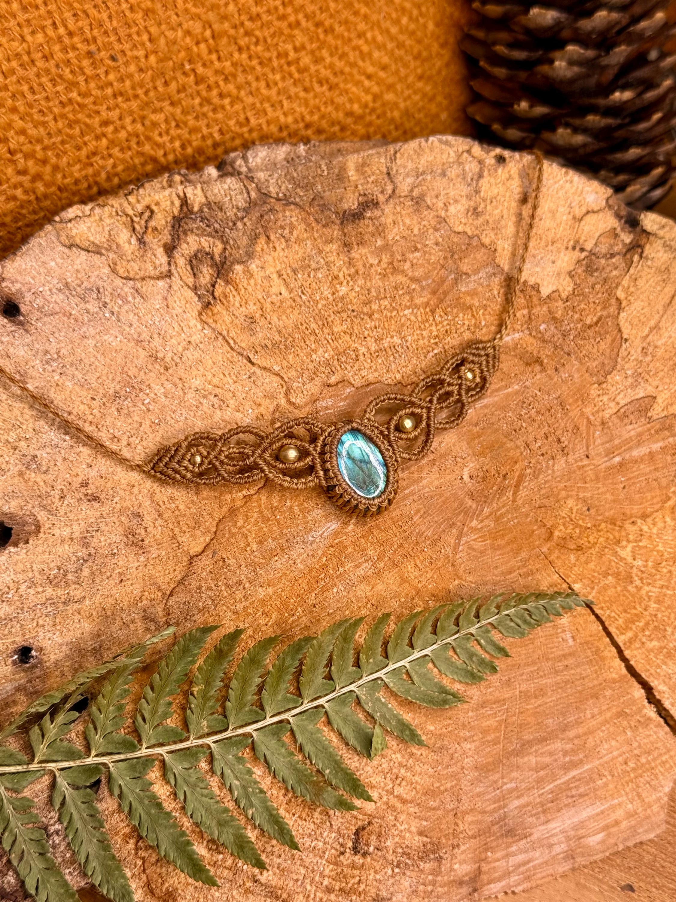 Collier avec une pierre de labradorite