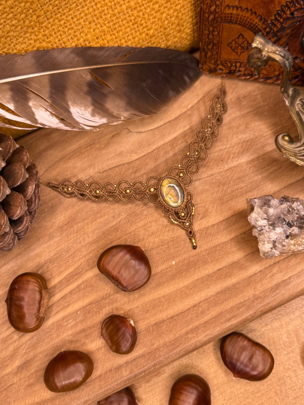 Necklace with natural labradorite stone