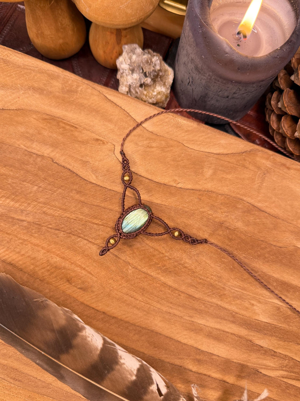 Collier avec une pierre de labradorite • talisman