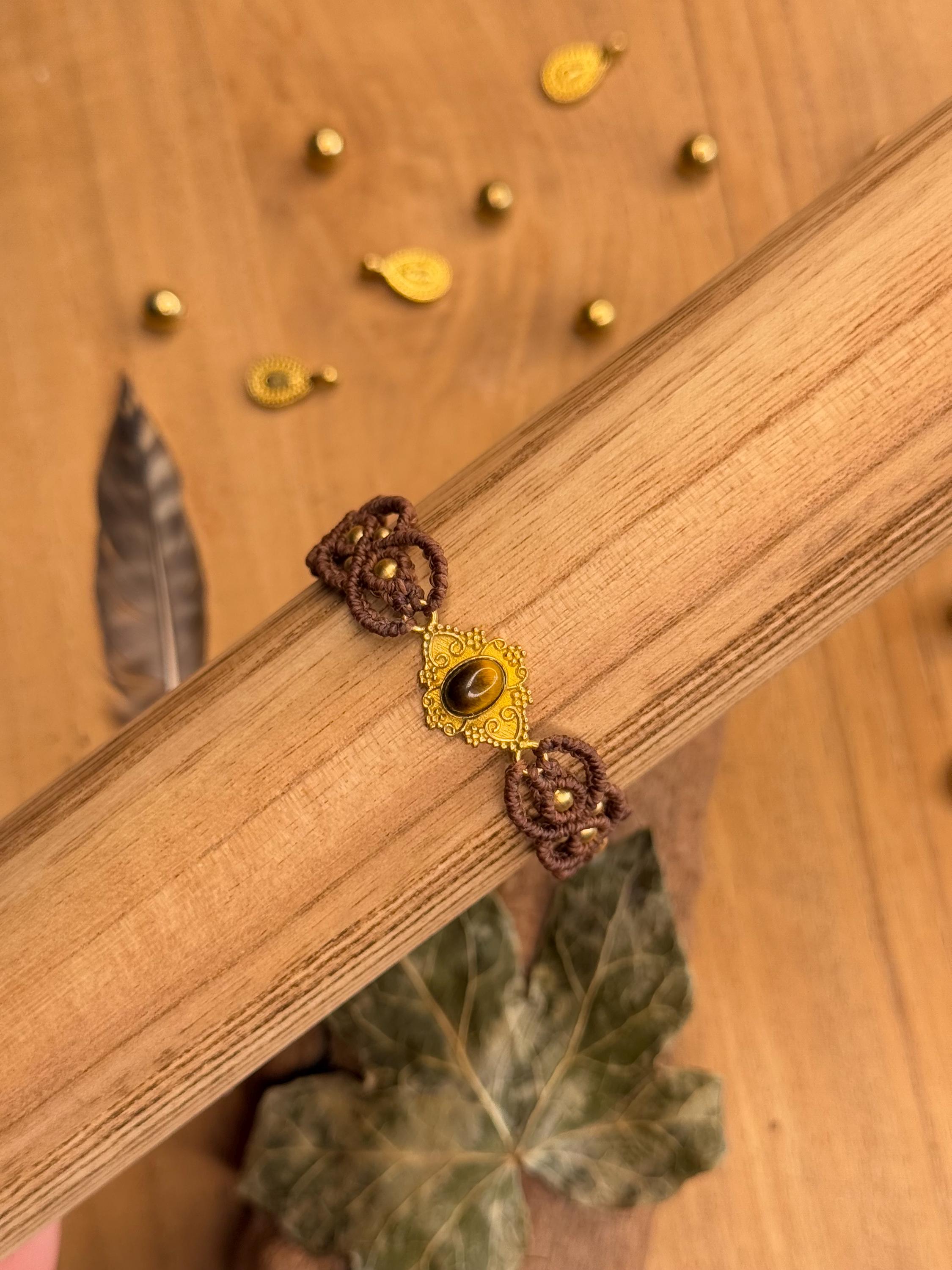 bracelet breloque en laiton doré et œil de tigre