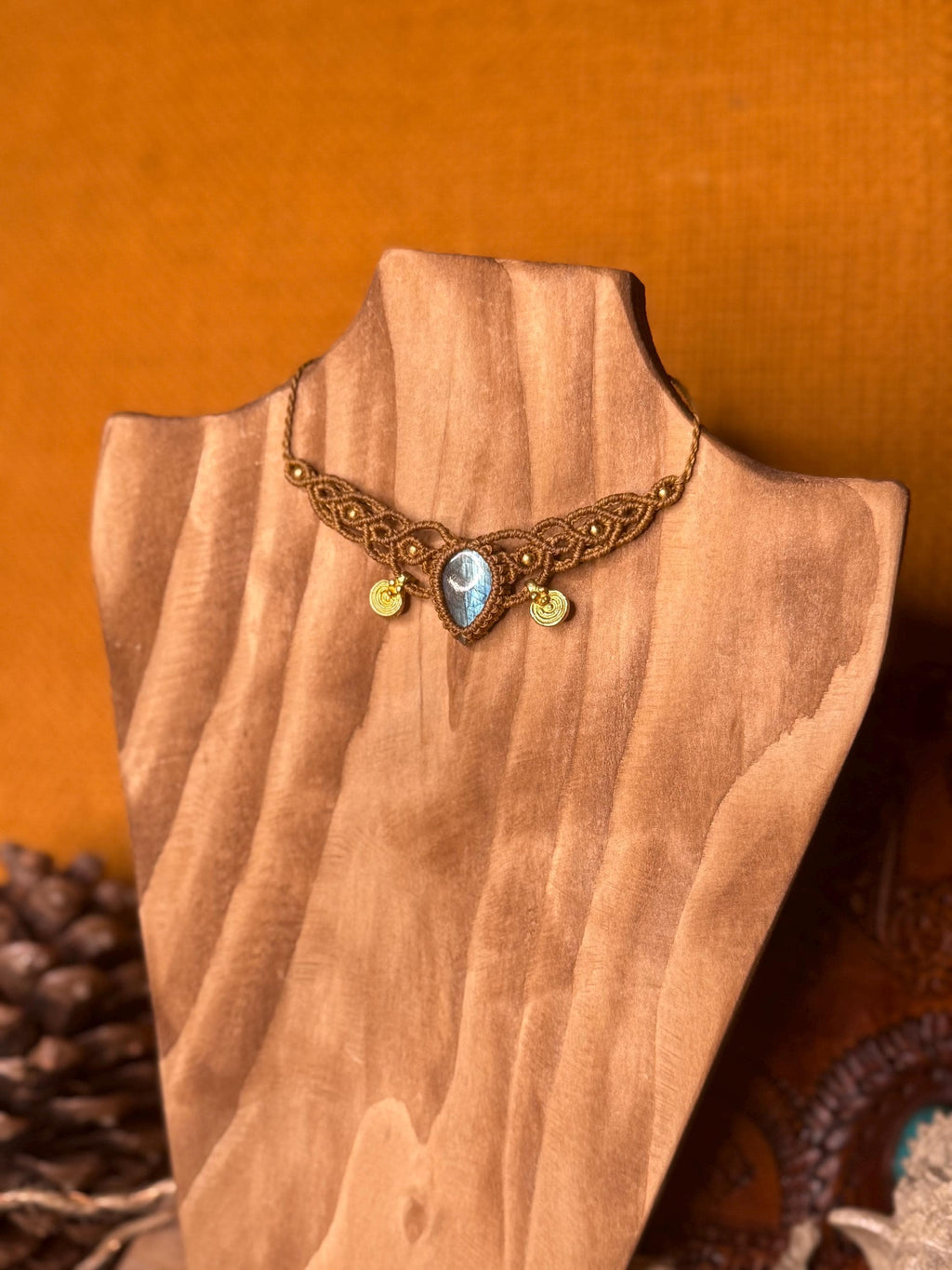 Collier • Tour de cou avec une pierre de labradorite • breloque en laiton (Neckband-ras de cou)