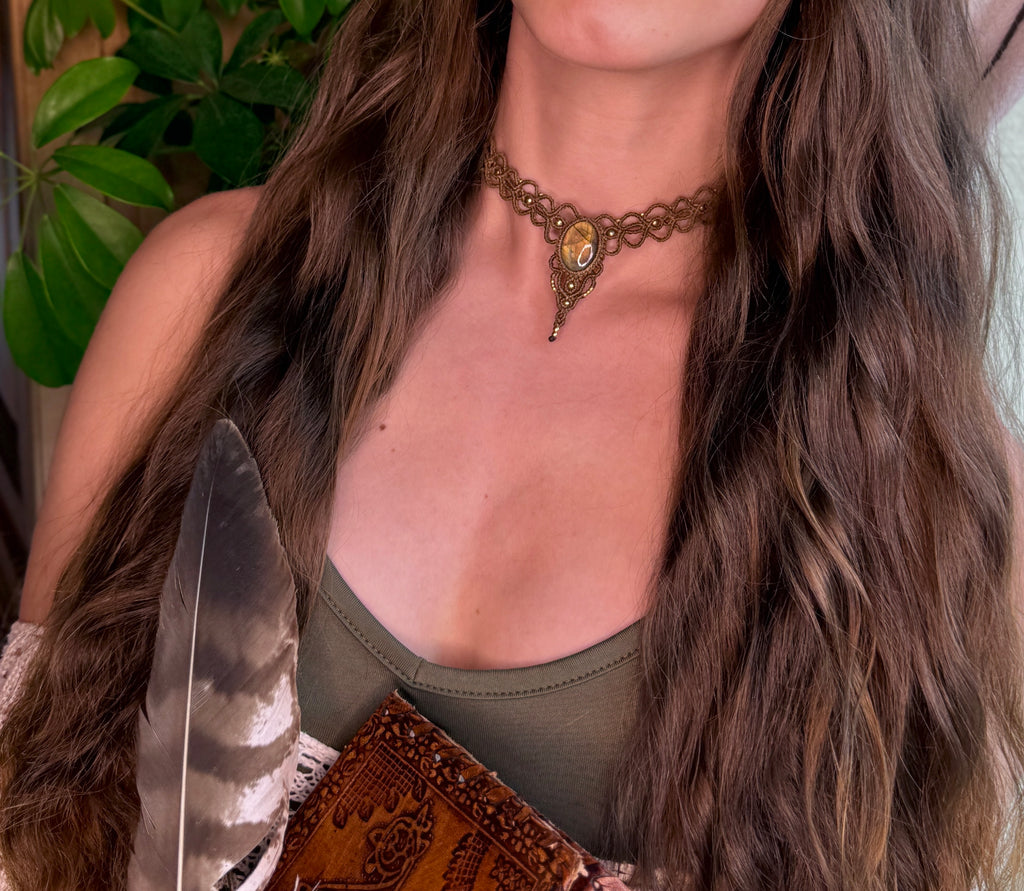 Necklace with natural labradorite stone