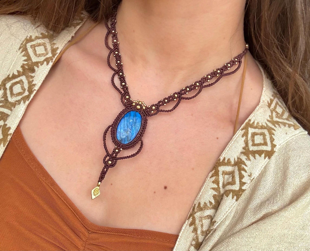 Collier avec une pierre naturelle de labradorite