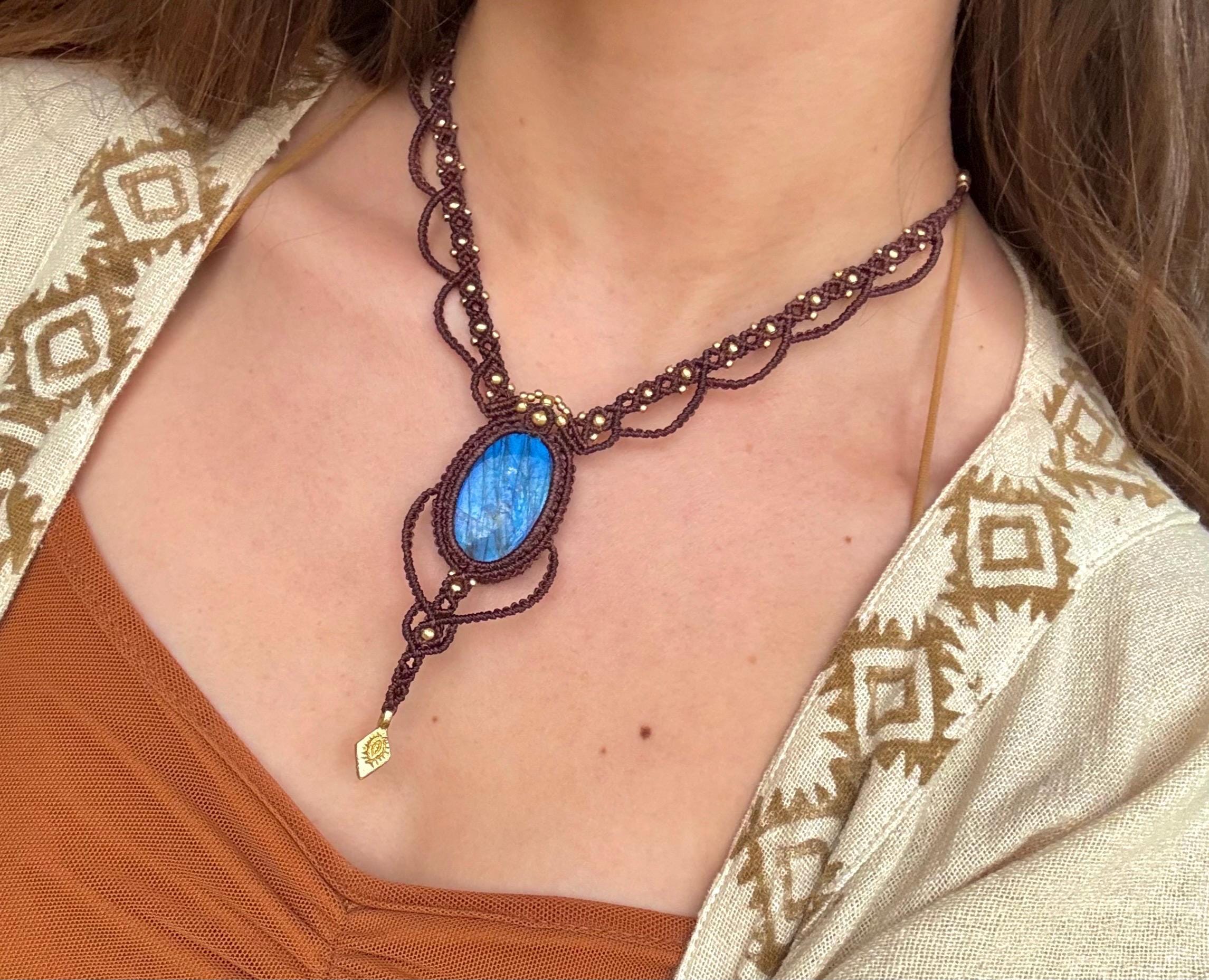 Collier avec une pierre naturelle de labradorite