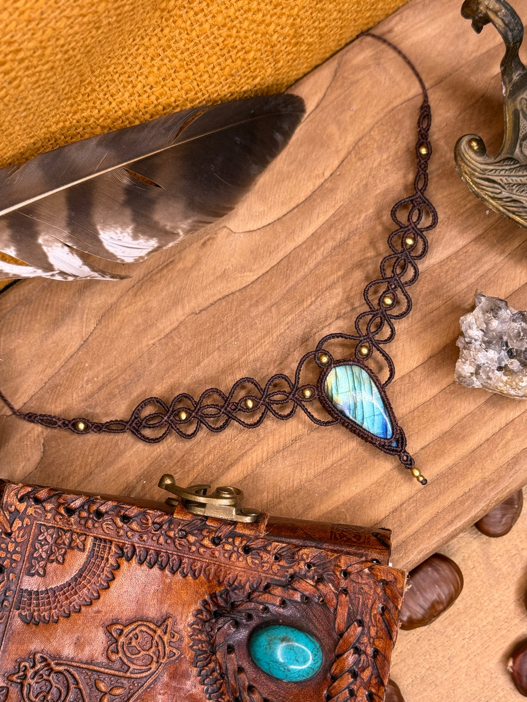 Necklace with a natural labradorite stone