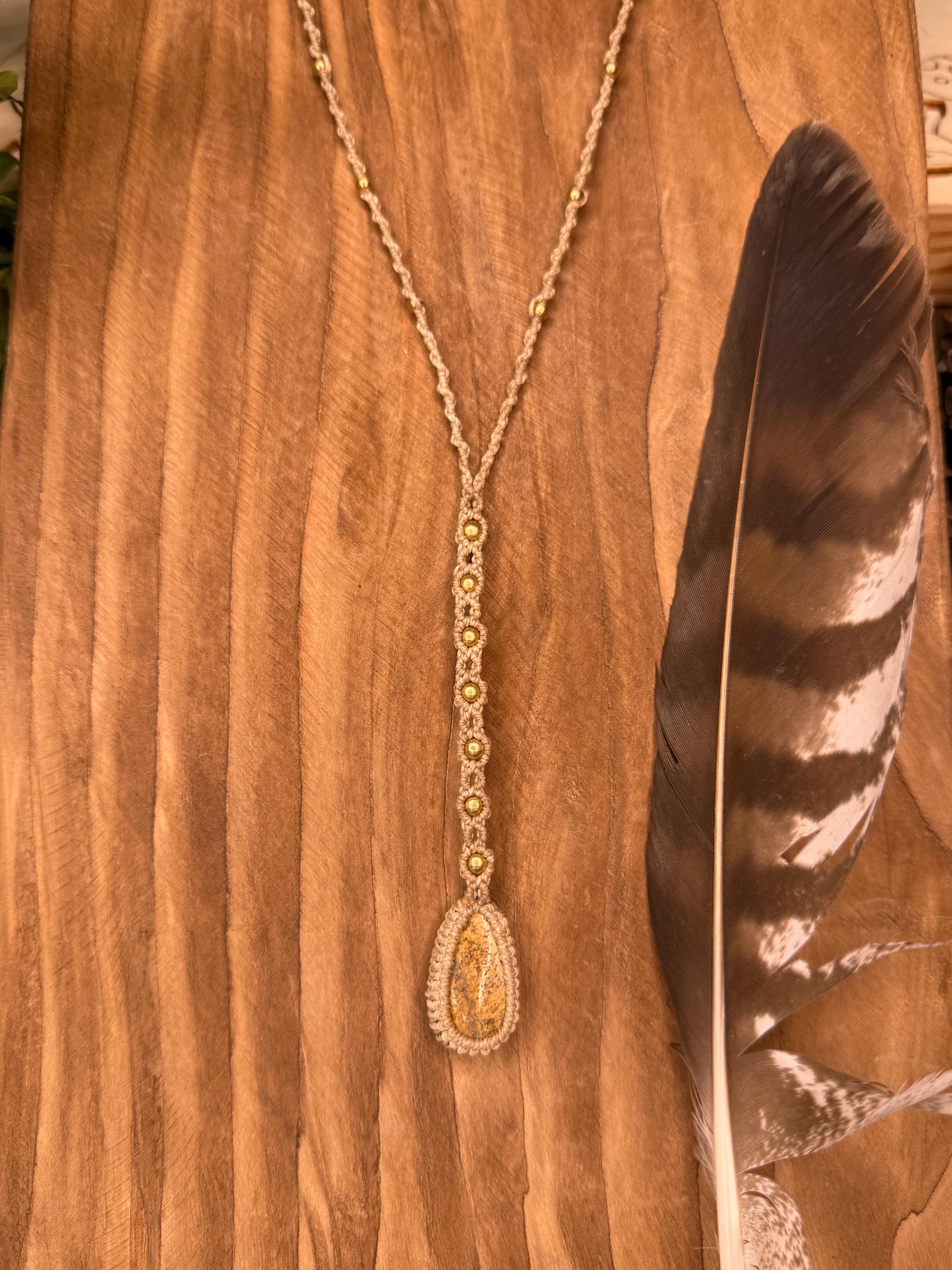 Collier • sautoir avec une pierre de jaspe et laiton doré • connexion à la terre
