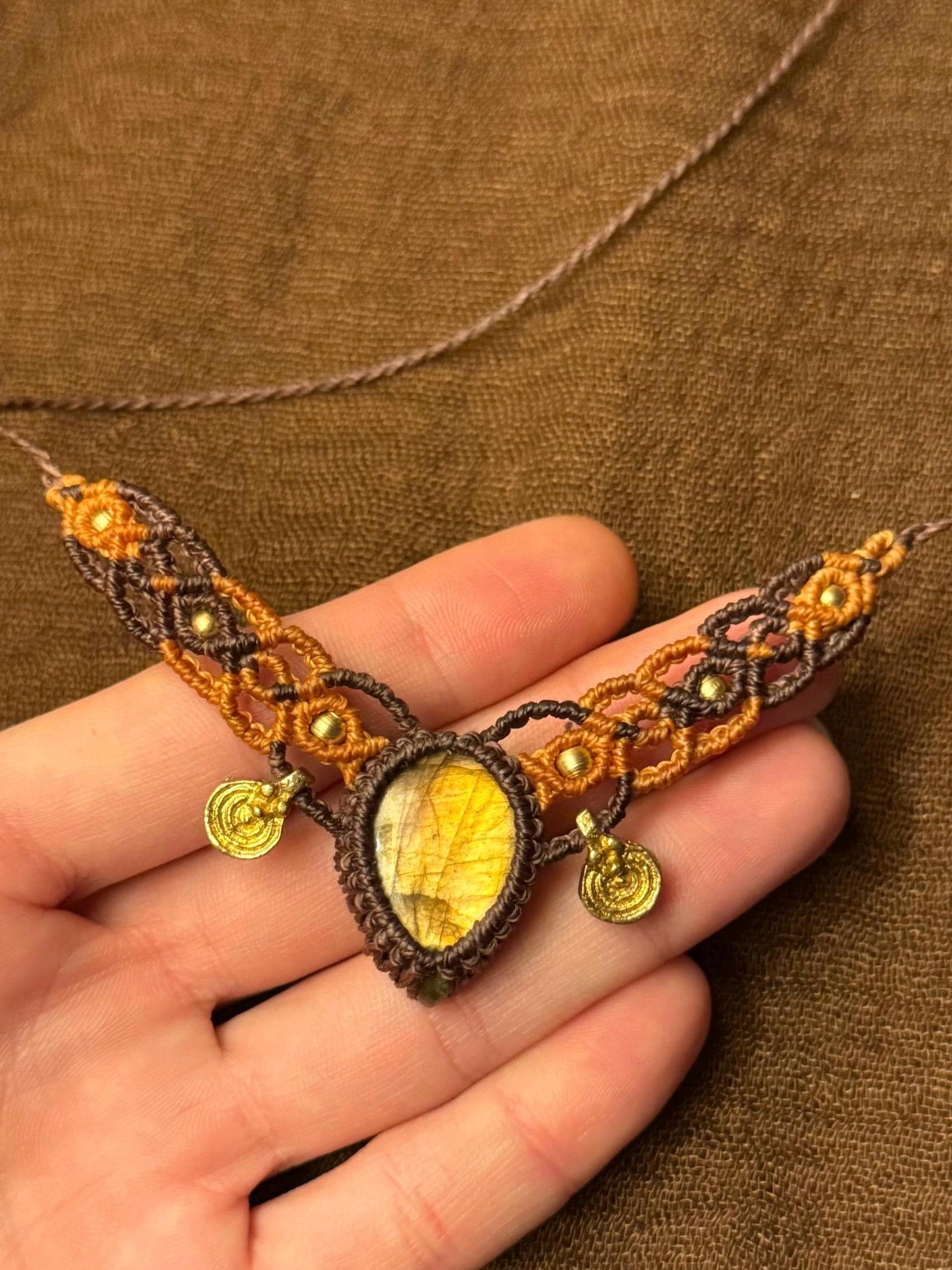 Collier • Tour de cou avec une pierre de labradorite • breloque en laiton (Neckband-ras de cou)