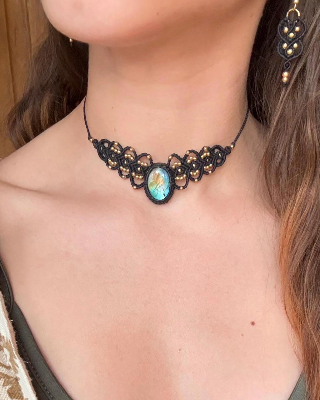 Collier • Tour de cou avec une pierre de labradorite (Neckband-ras de cou)
