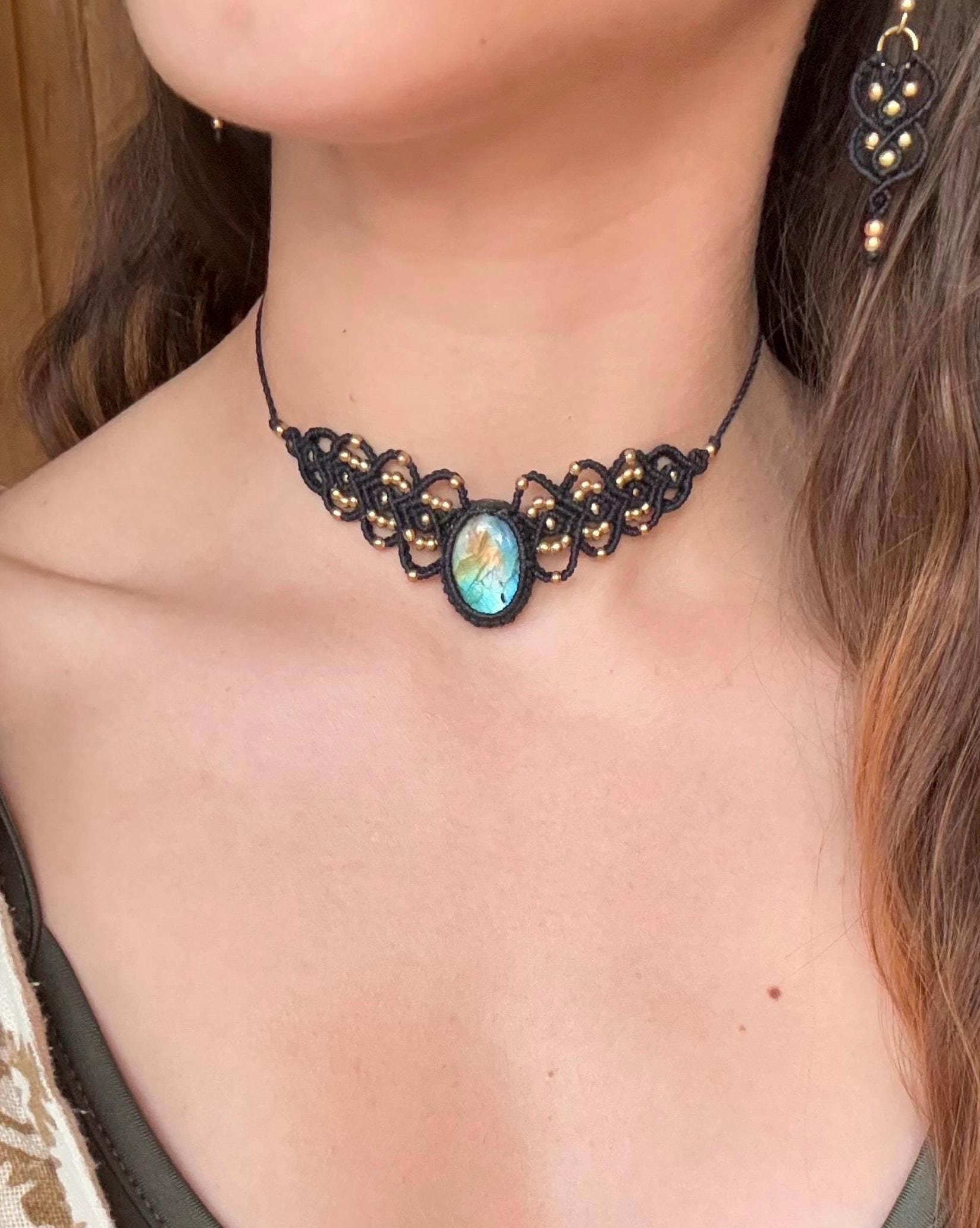Collier • Tour de cou avec une pierre de labradorite (Neckband-ras de cou)