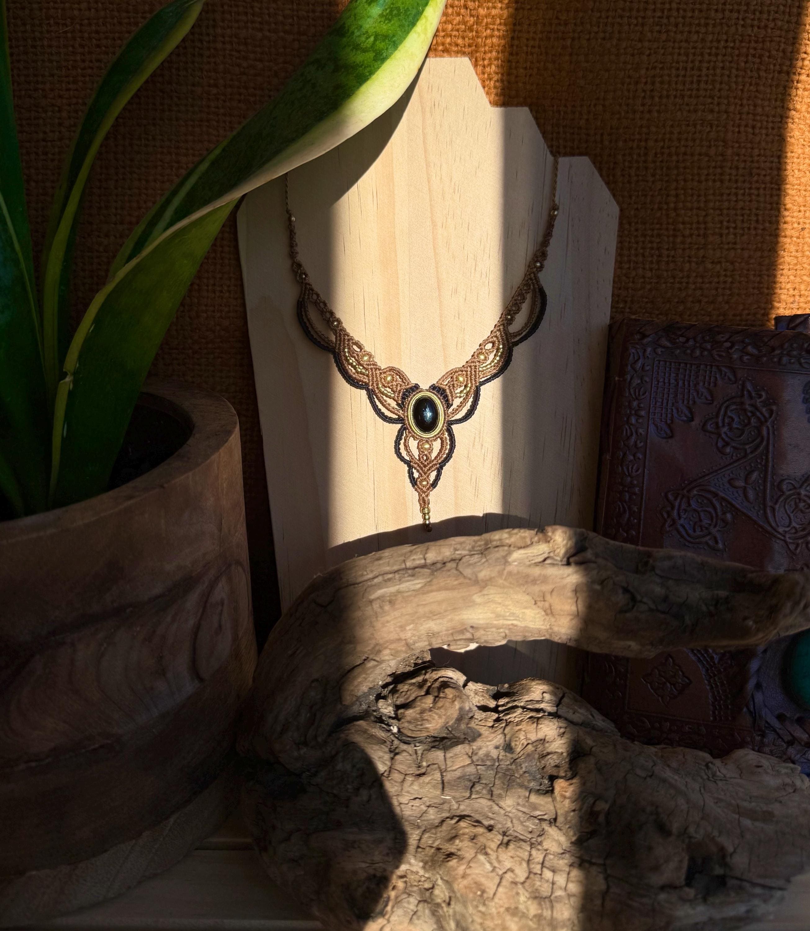 Collier avec une pierre naturelle onyx noir• Pierre de protection