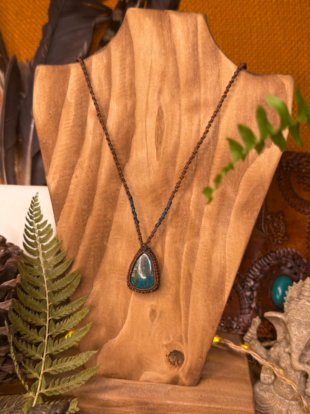Collier avec une pierre de chrysocolle