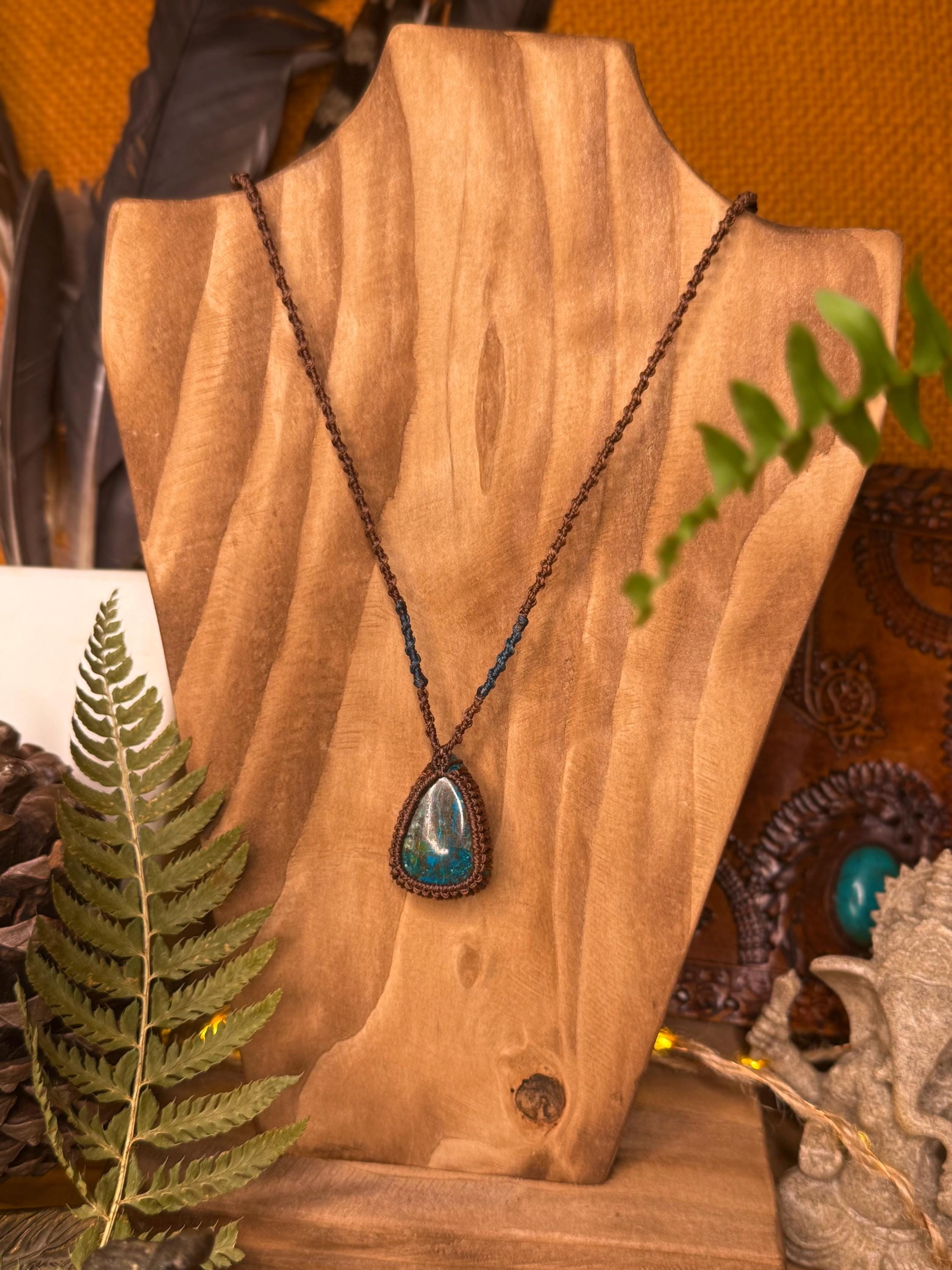 Collier avec une pierre de chrysocolle