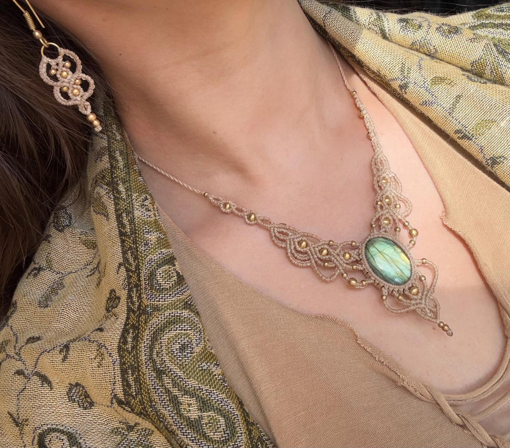 Collier avec une pierre de labradorite