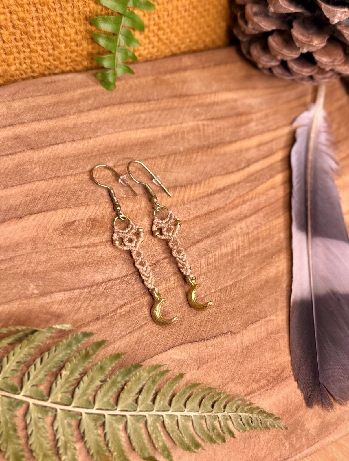 Boucles d’oreilles • breloque lune en laiton doré