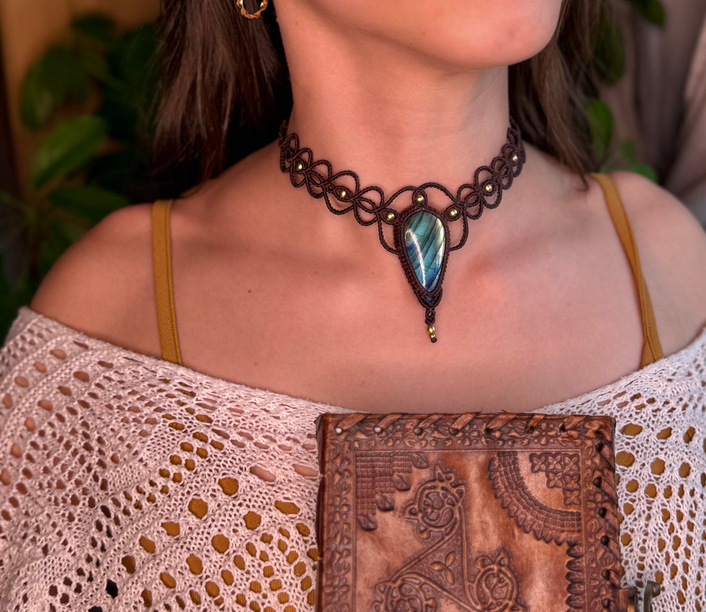 Necklace with a natural labradorite stone