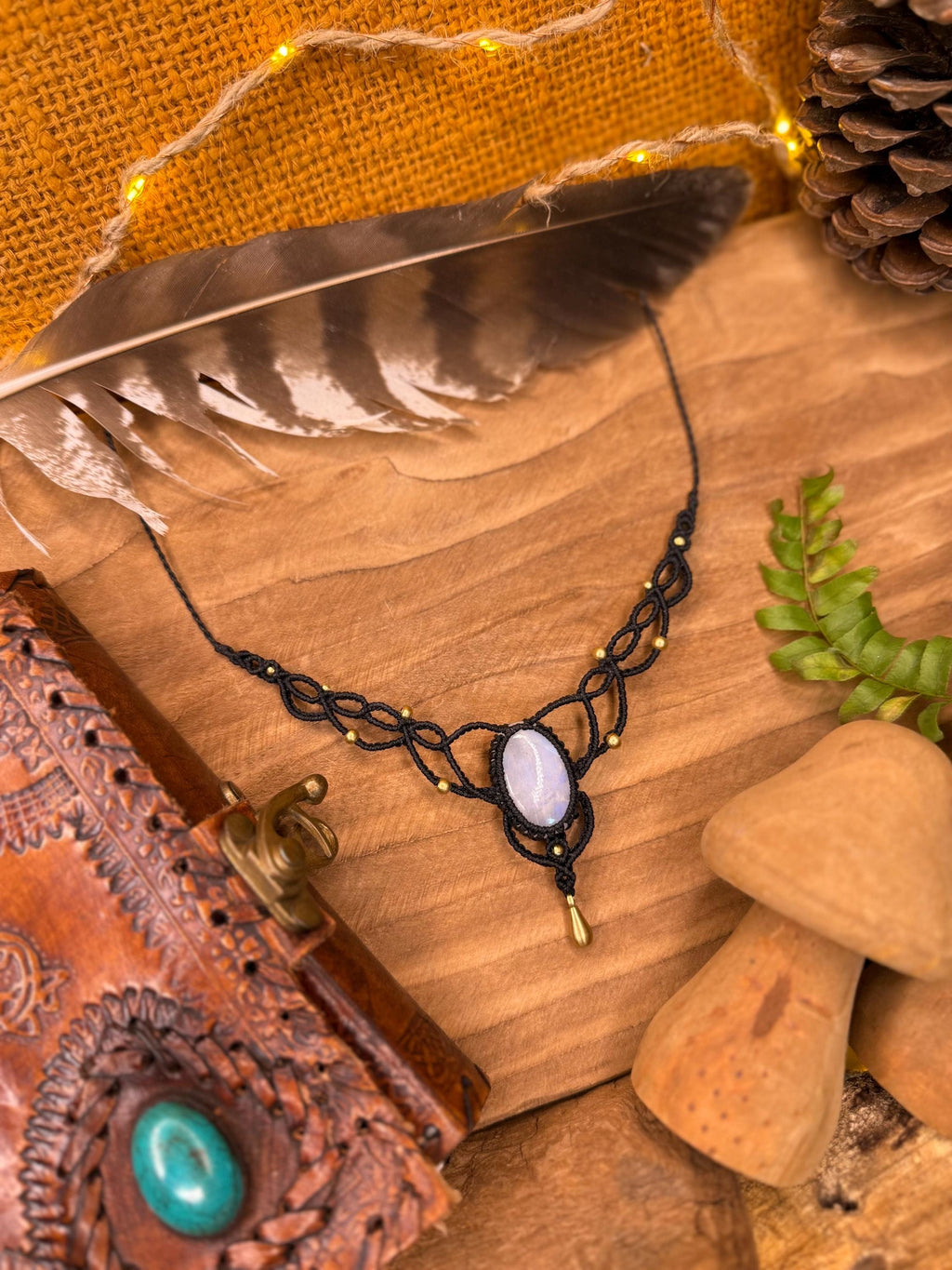 Collier avec une pierre de lune • féminin spirituel