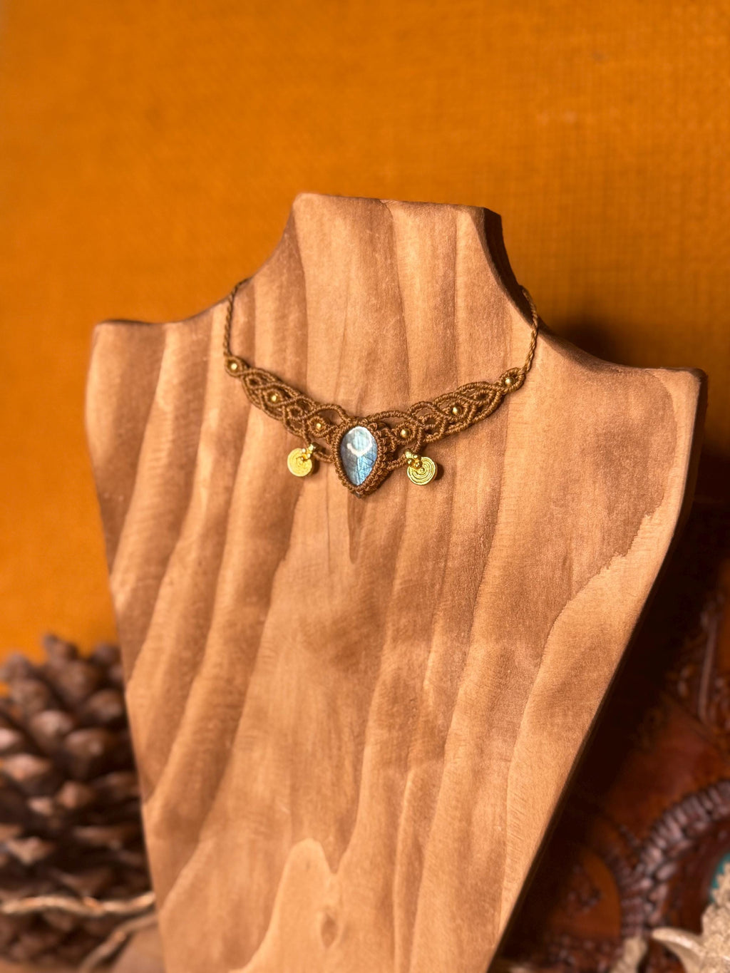 Collier • Tour de cou avec une pierre de labradorite • breloque en laiton (Neckband-ras de cou)