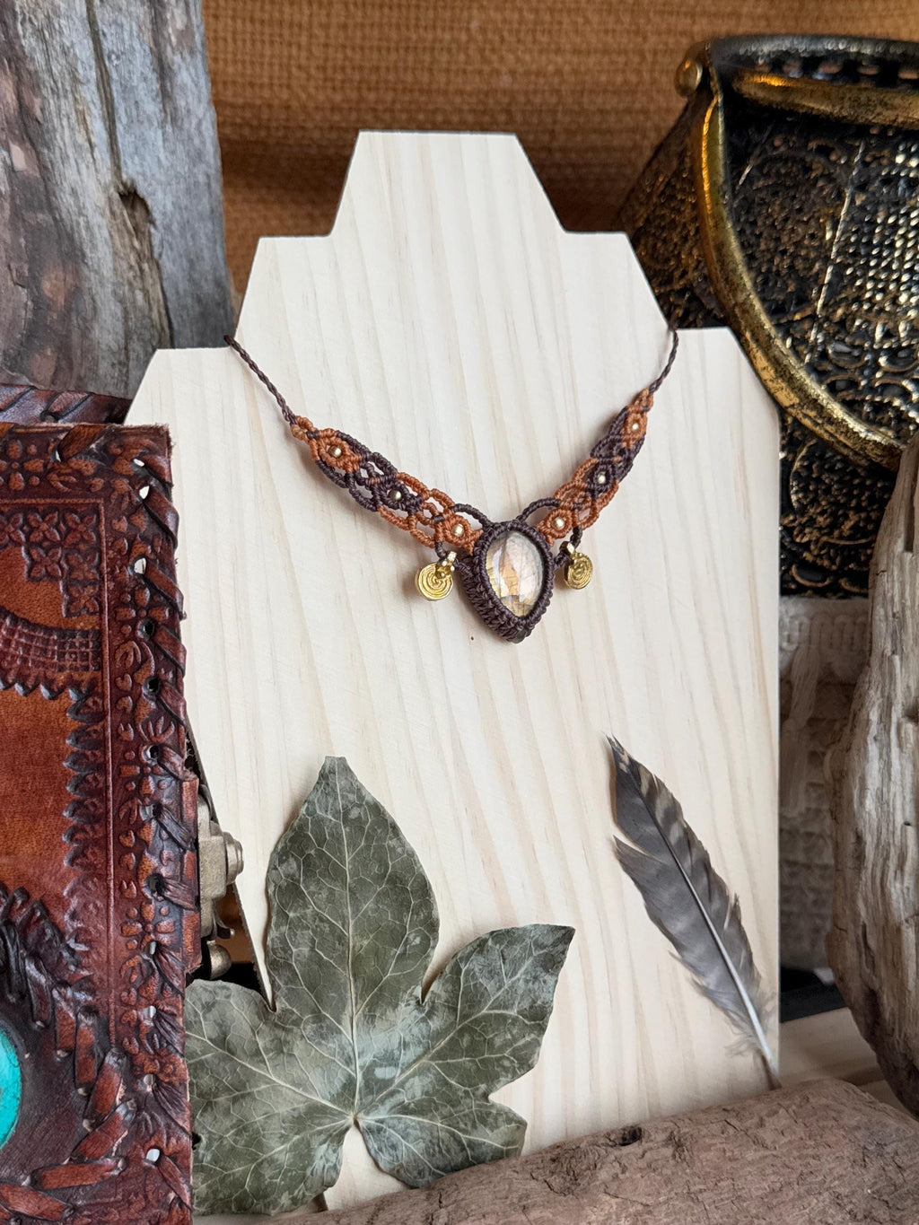 Collier • Tour de cou avec une pierre de labradorite • breloque en laiton (Neckband-ras de cou)