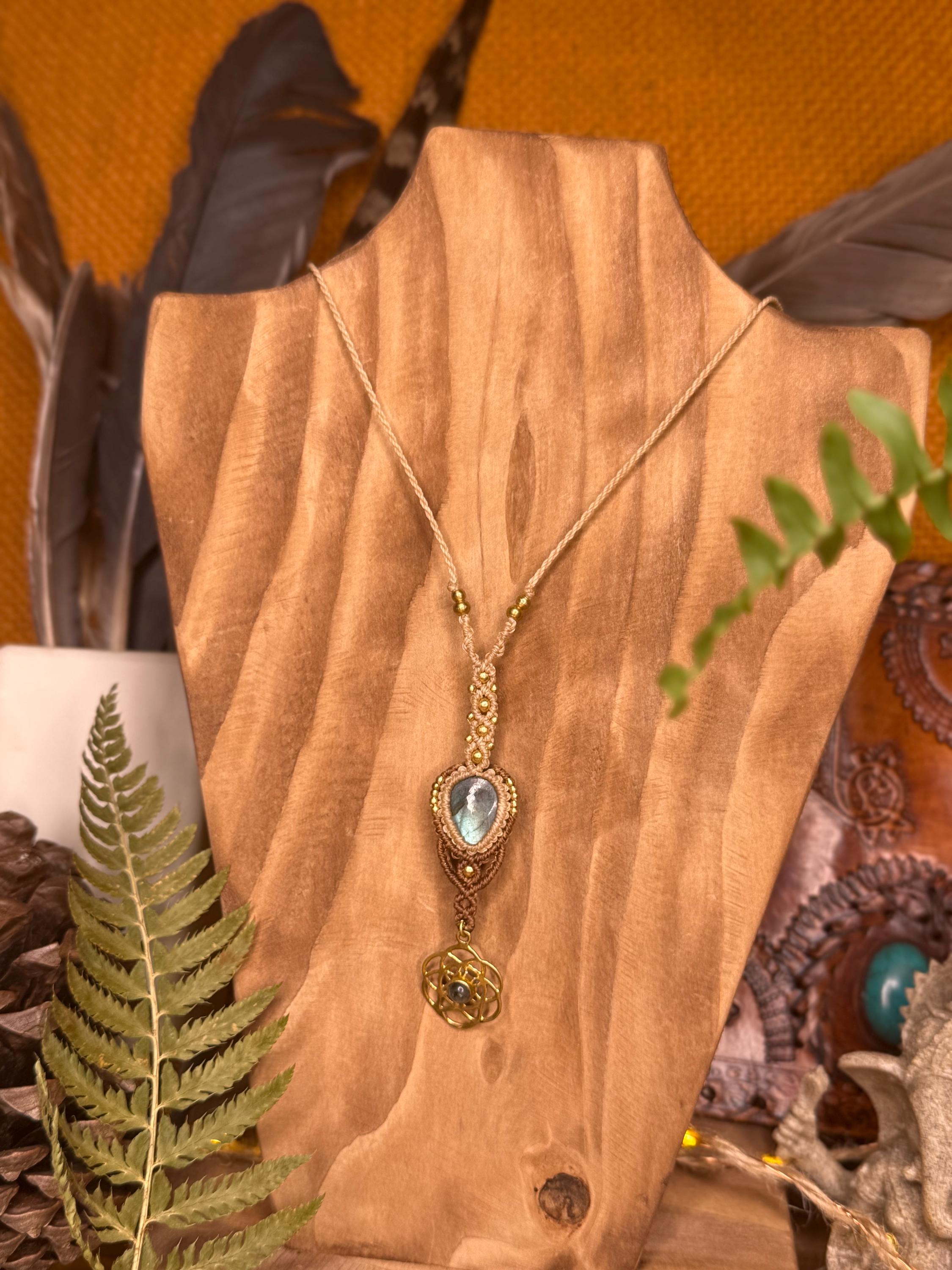 Collier • sautoir avec une pierre de labradorite et pendentif en laiton