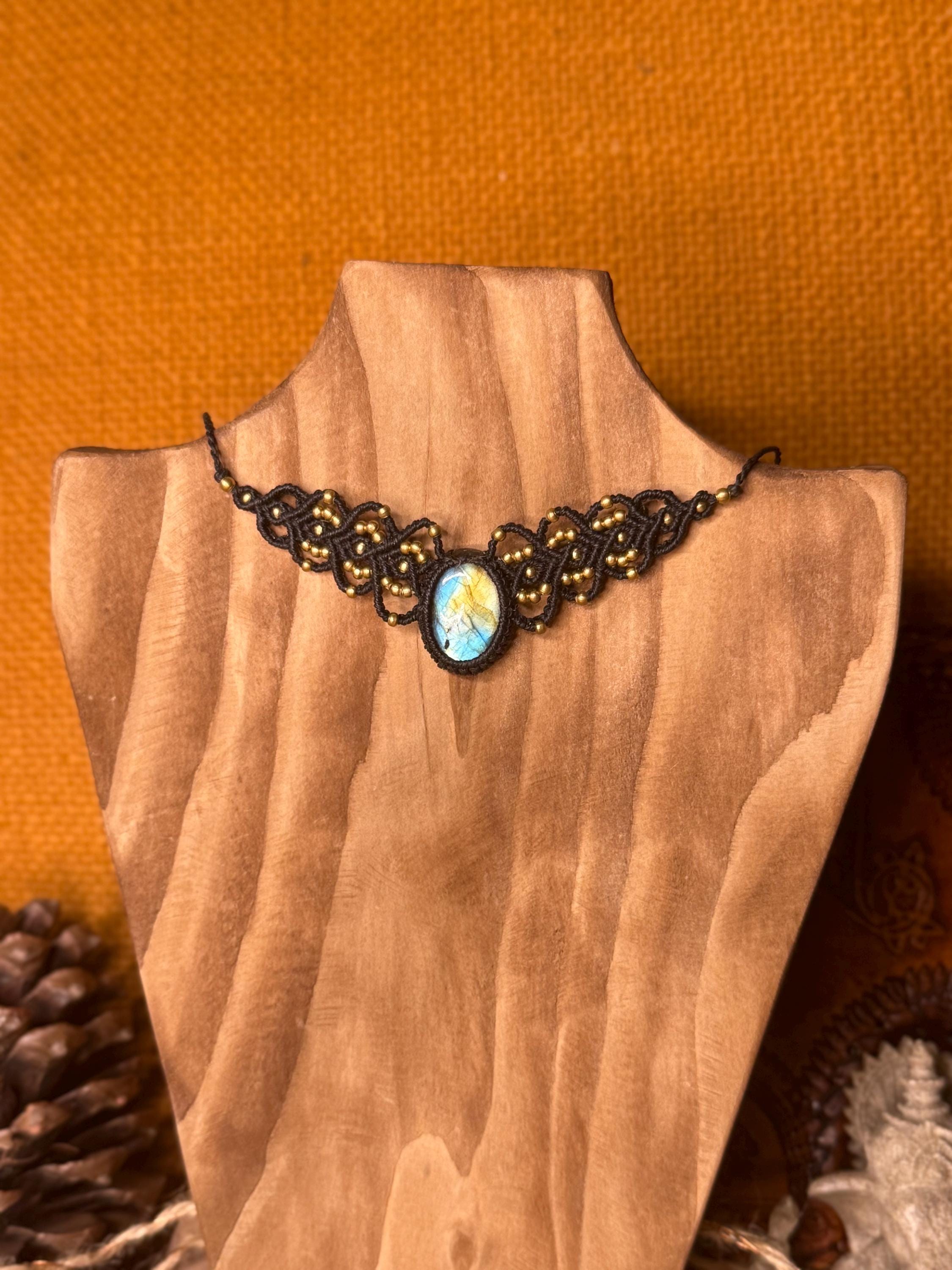 Collier • Tour de cou avec une pierre de labradorite (Neckband-ras de cou)