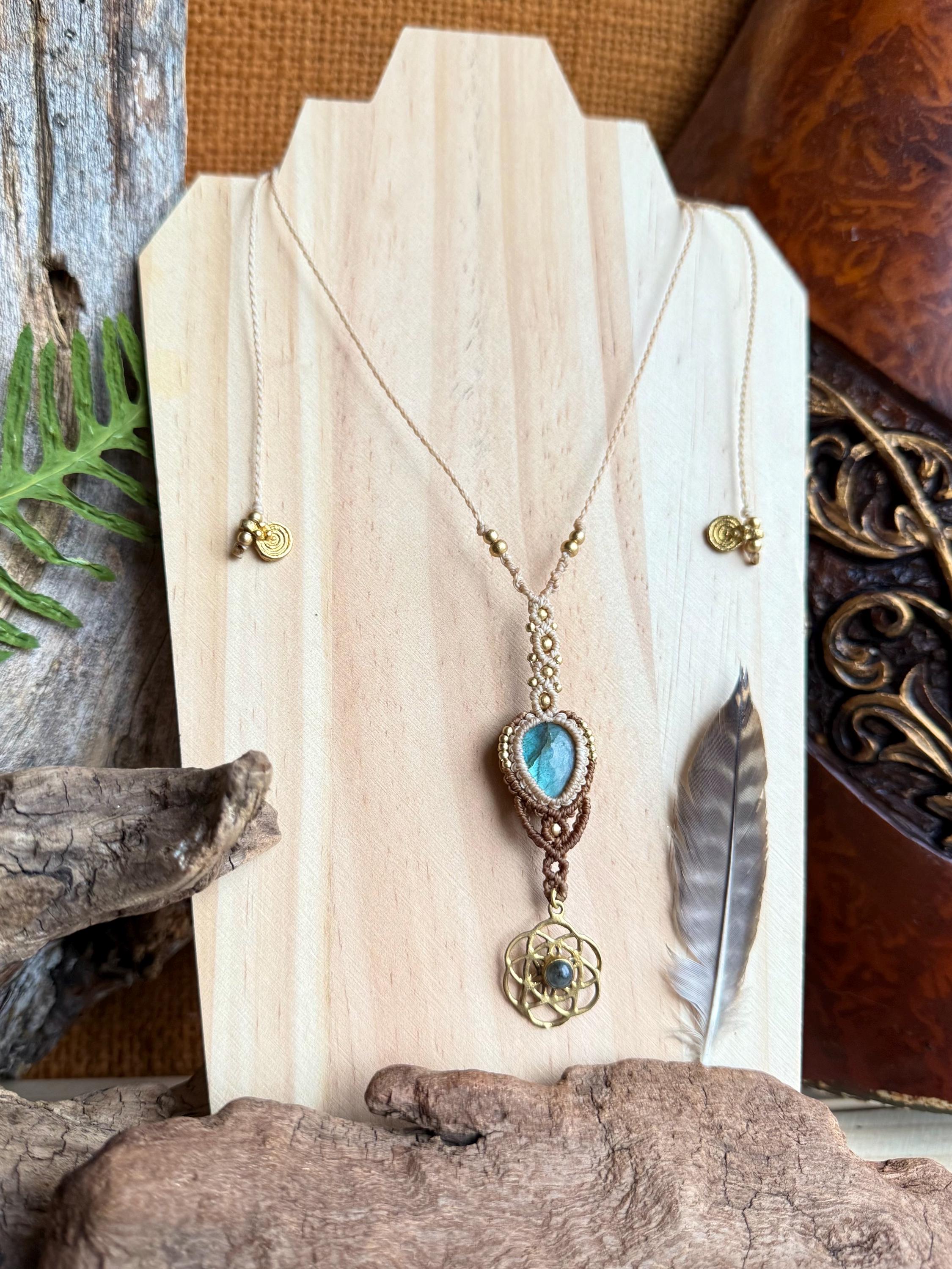 Collier • sautoir avec une pierre de labradorite et pendentif en laiton