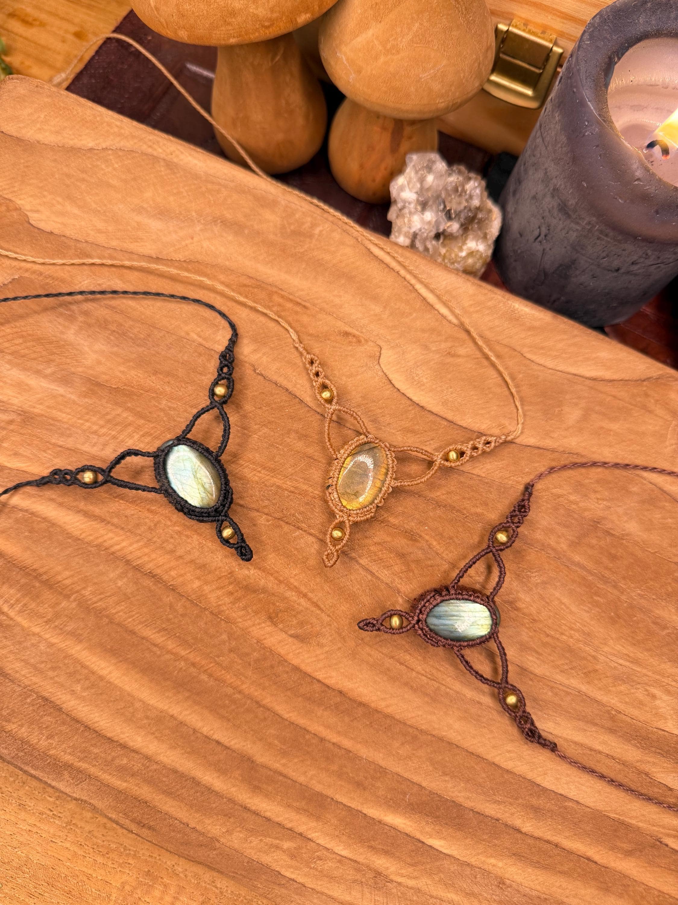 Collier avec une pierre de labradorite • talisman