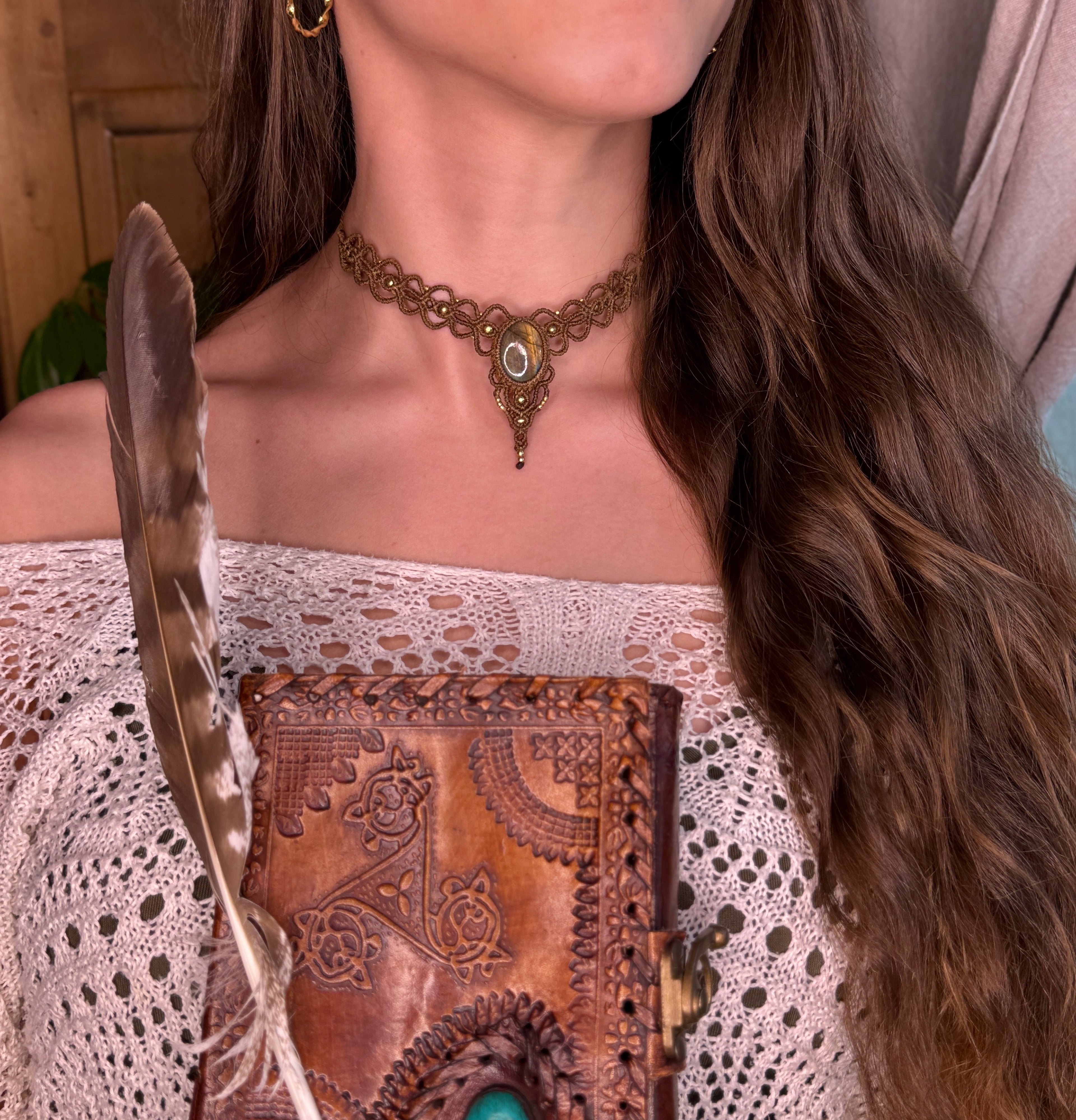 Necklace with natural labradorite stone