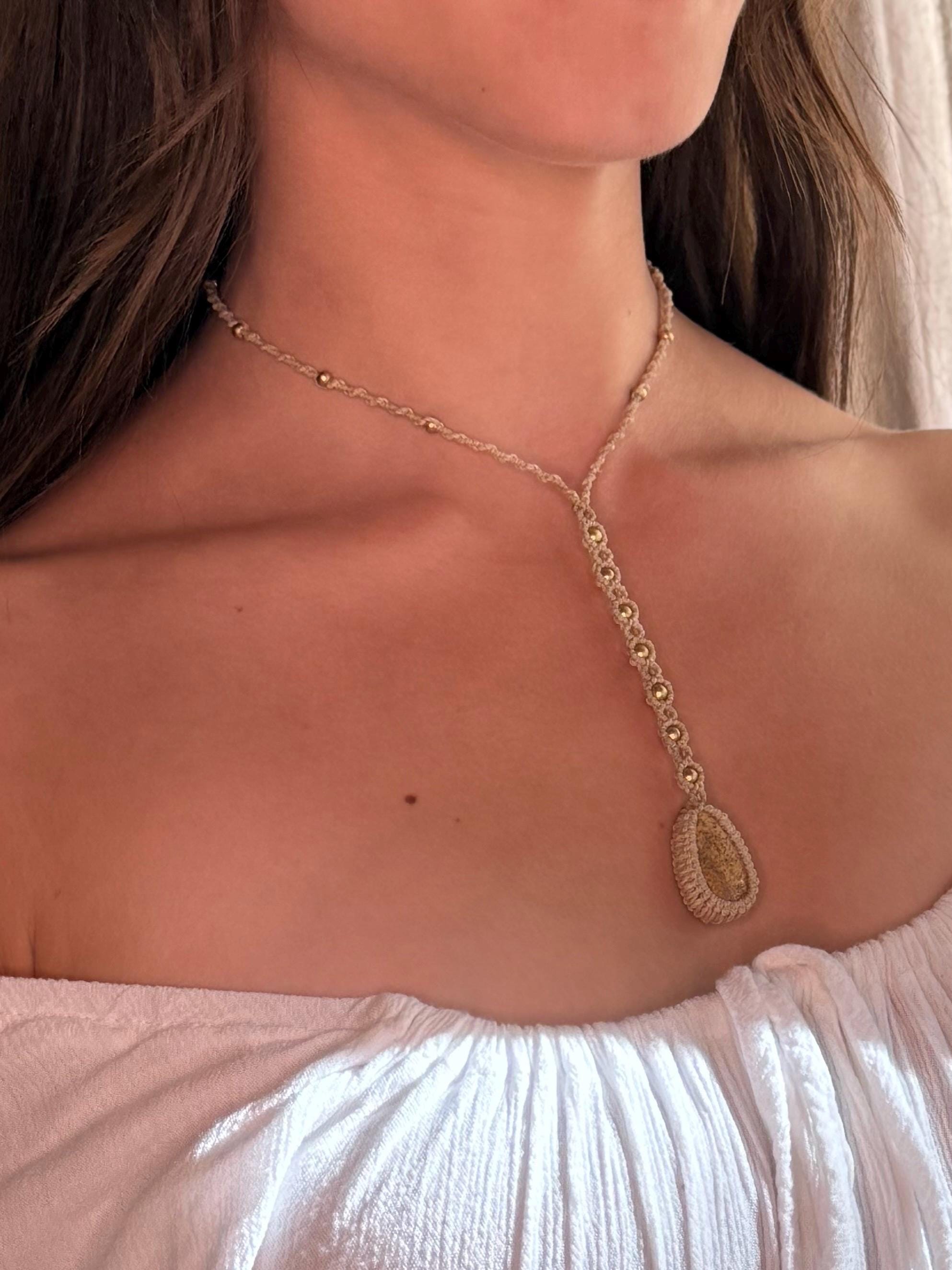 Collier • sautoir avec une pierre de jaspe et laiton doré • connexion à la terre