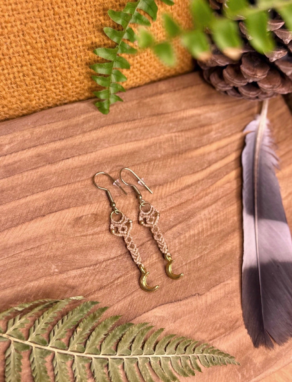 Boucles d’oreilles • breloque lune en laiton doré